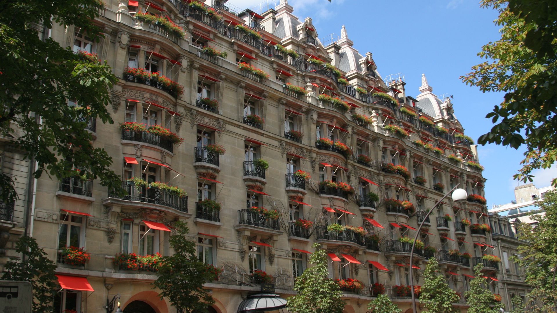 File:Paris 75008 Avenue Montaigne 23 Hôtel Plaza-Athénée 20130810 facade.jpg