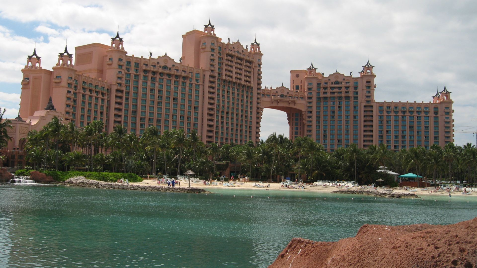 File:Atlantis Paradise Island Hotel.JPG