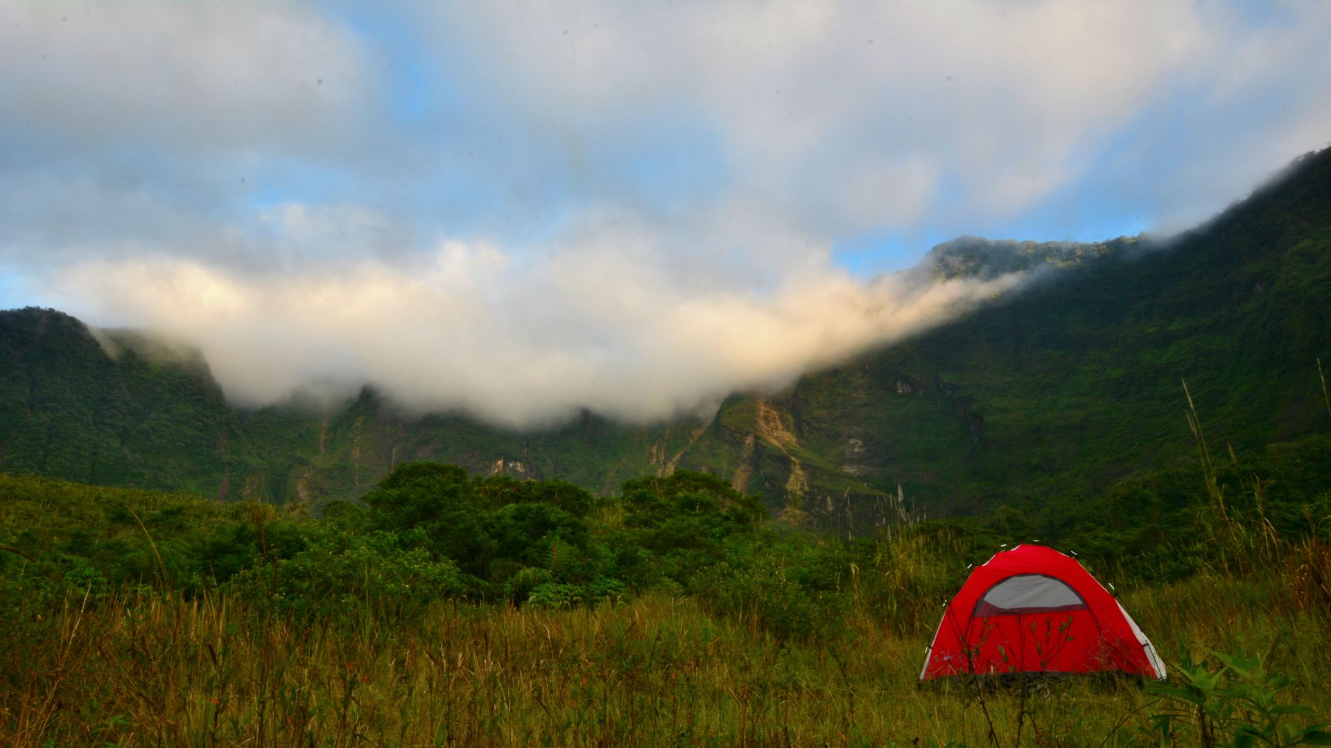 File:A Tent in Galunggung Mountain.jpg