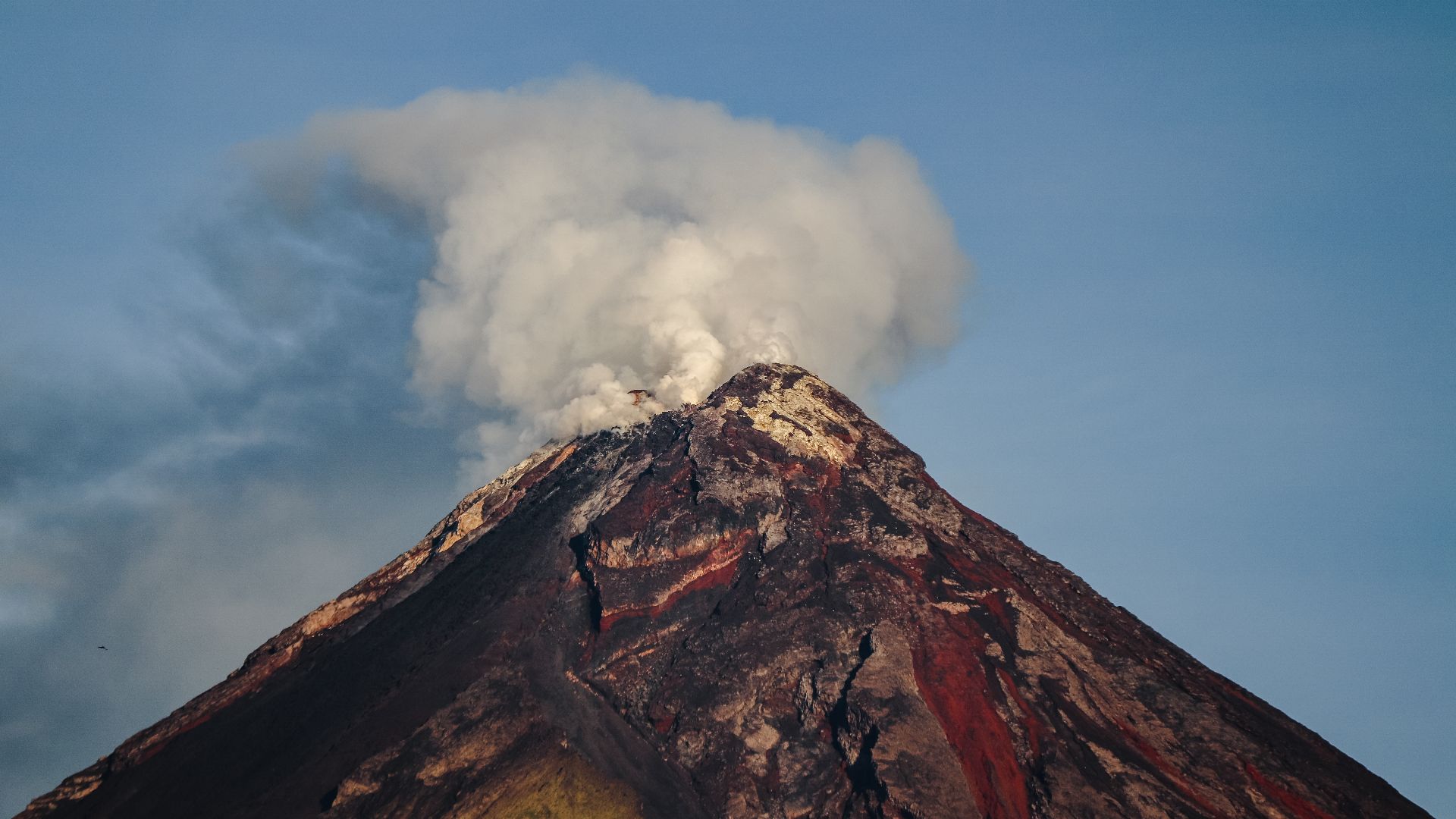 File:Erickson Banzuela Balderama - Mayon Volcano Up-close.jpg