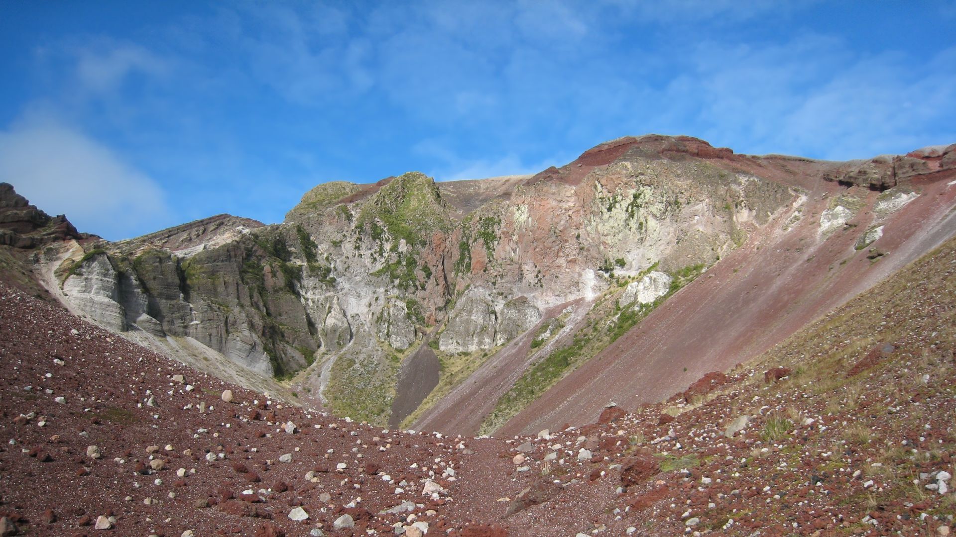 File:Inside the Tarawera rift.jpg