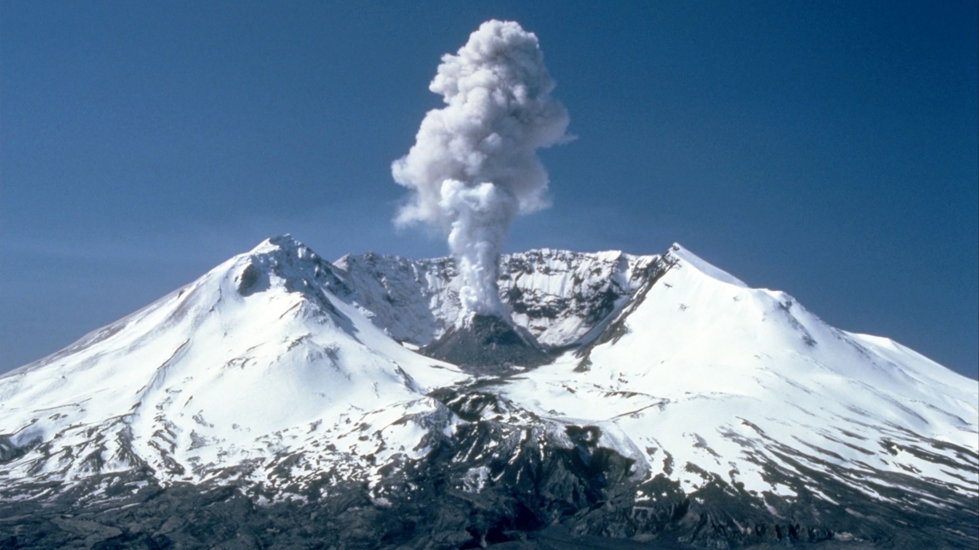 File:MSH82 st helens plume from harrys ridge 05-19-82.jpg