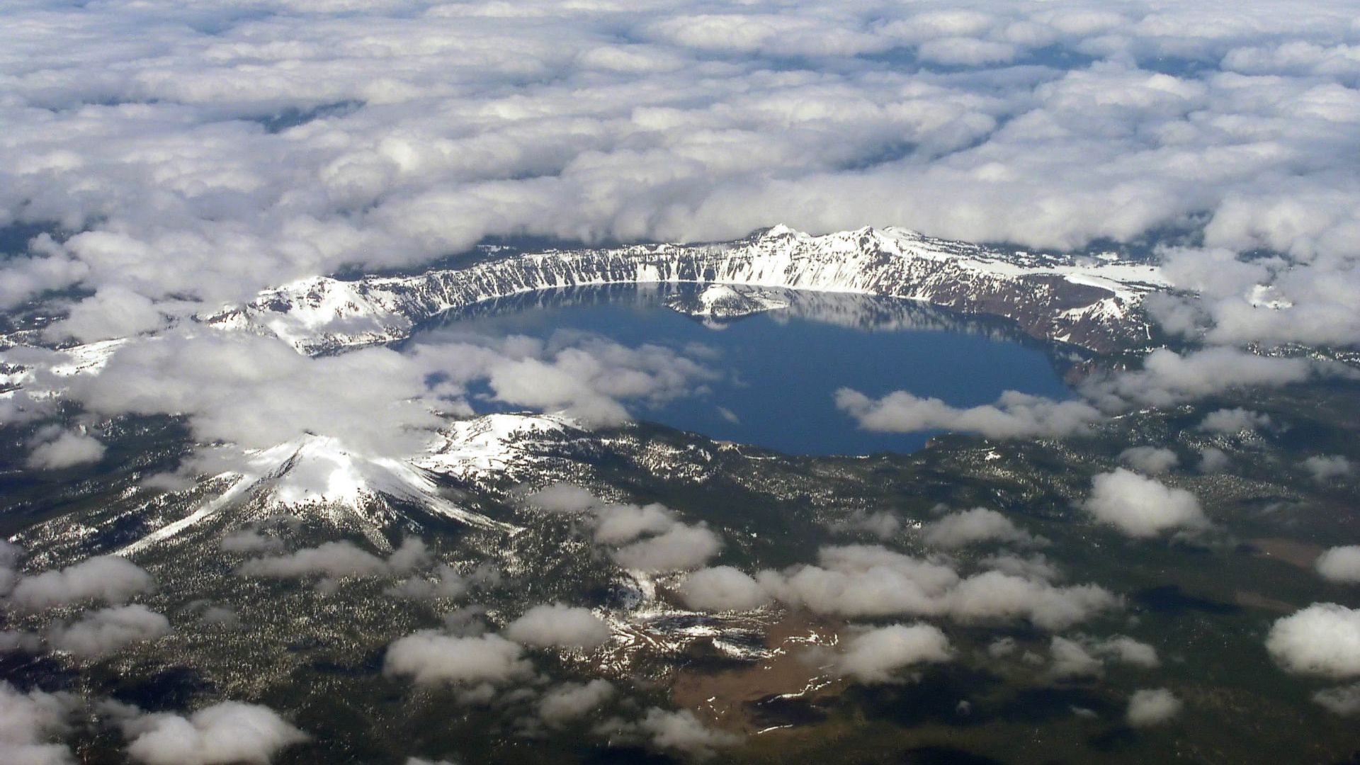 File:Crater Lake 2.jpg
