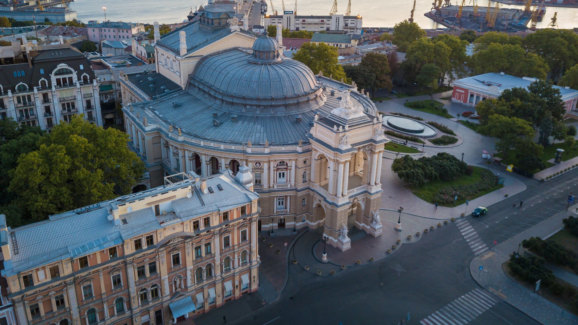 File:Будинок театру опери та балету, Одеса DJI 0023.jpg