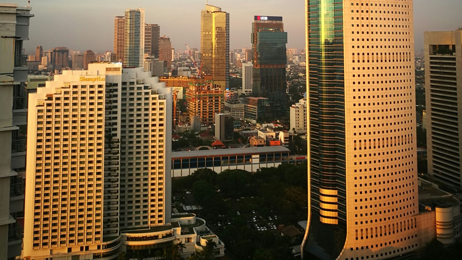 gray high-rise building