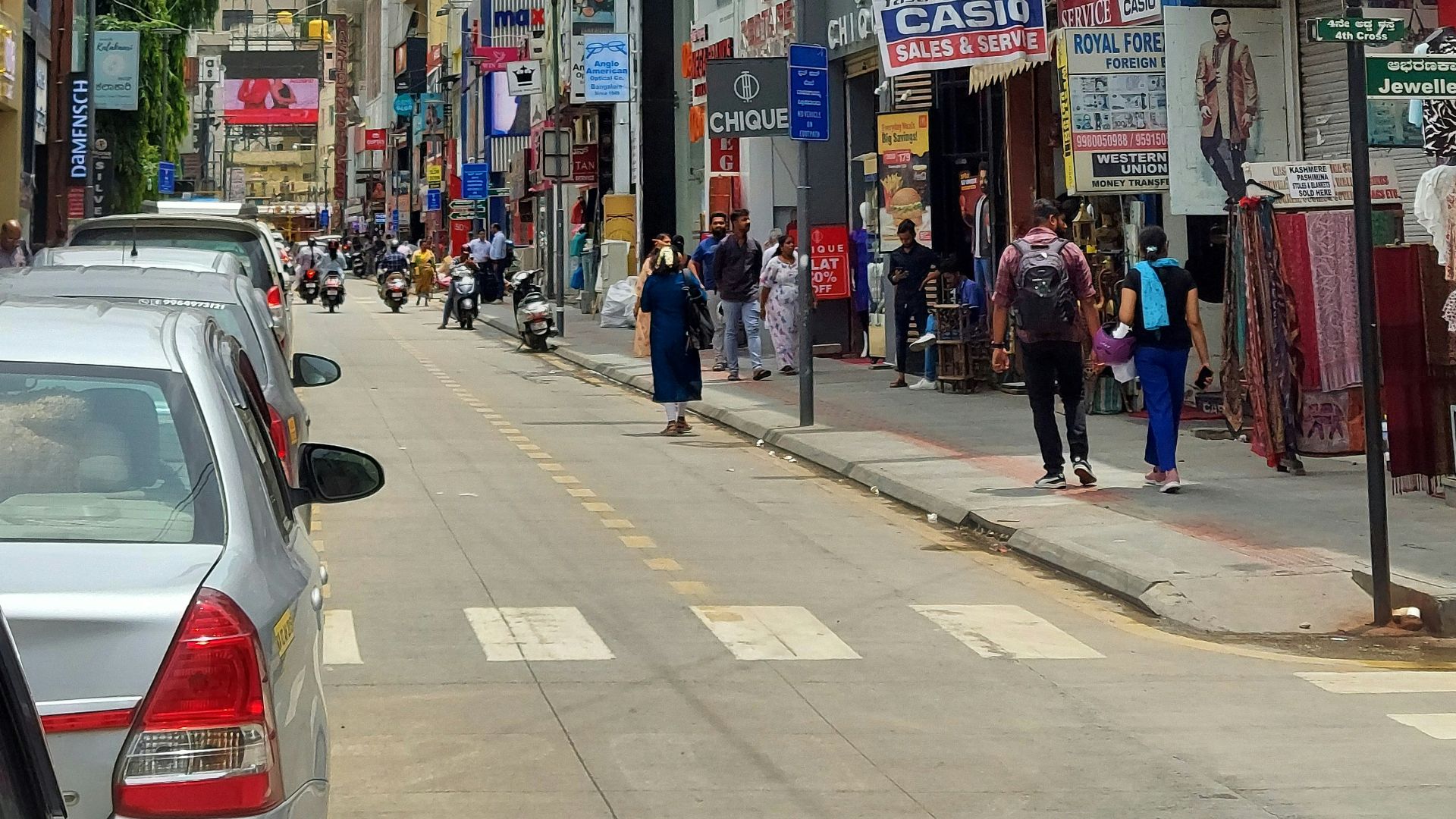 a city street filled with lots of traffic