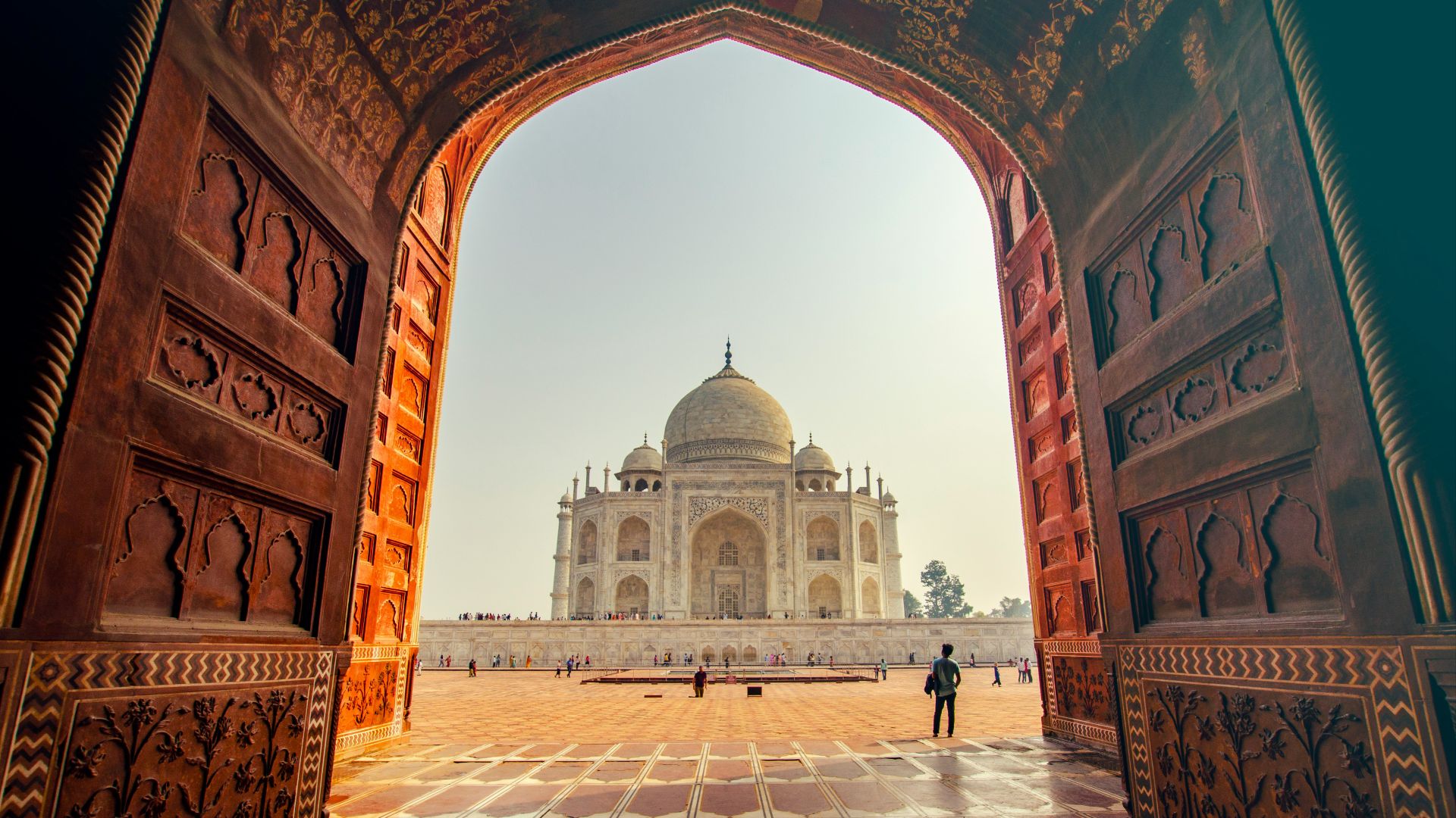 people near TAj Mahal