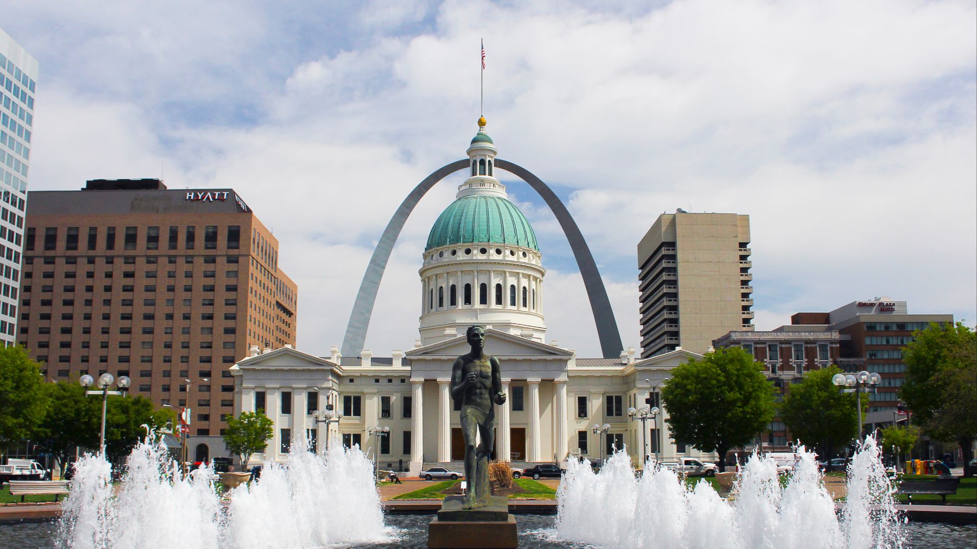 File:Runner Fountain and Old Courthouse and Arch (5618845531).jpg