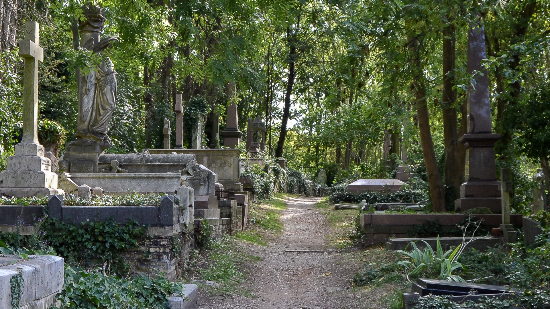 File:Highgate Cemetery - East 1.jpg