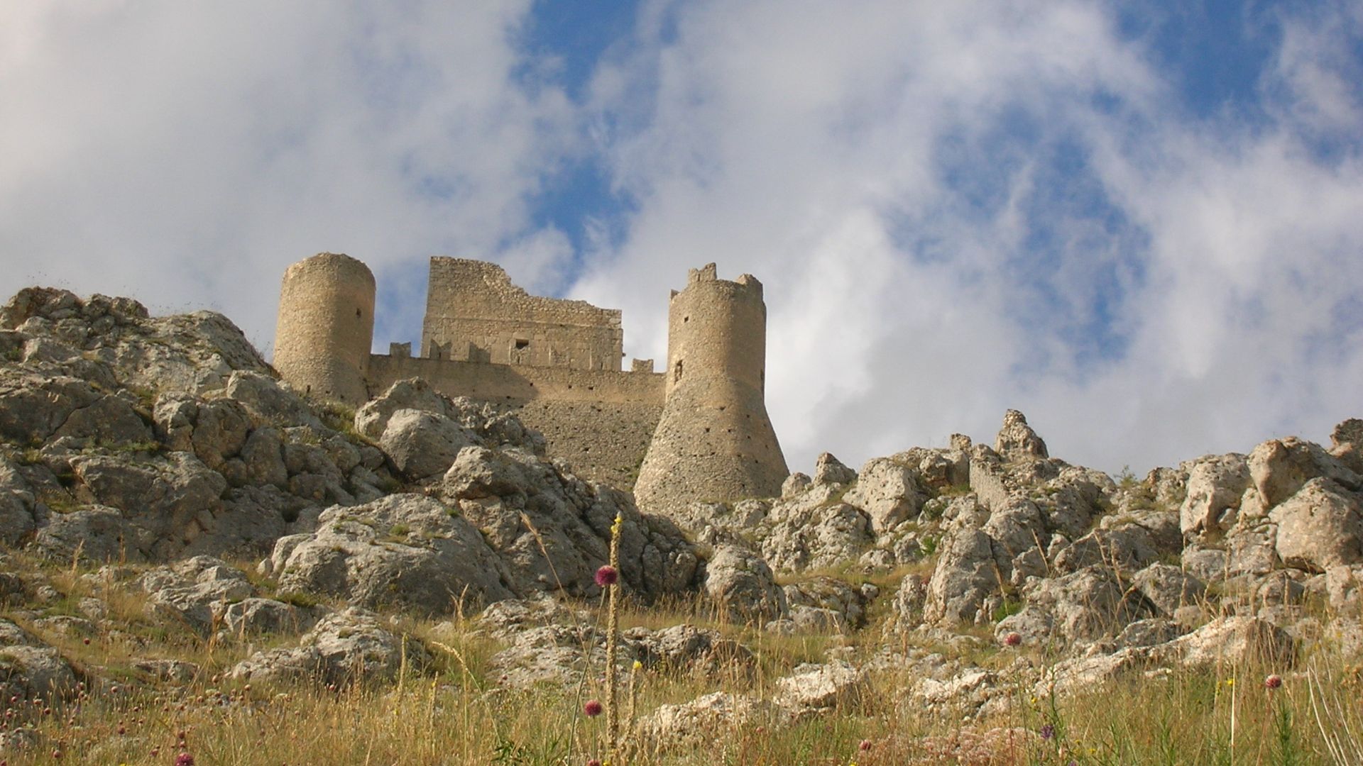 File:Castello di Rocca Calascio - veduta dal basso.jpg