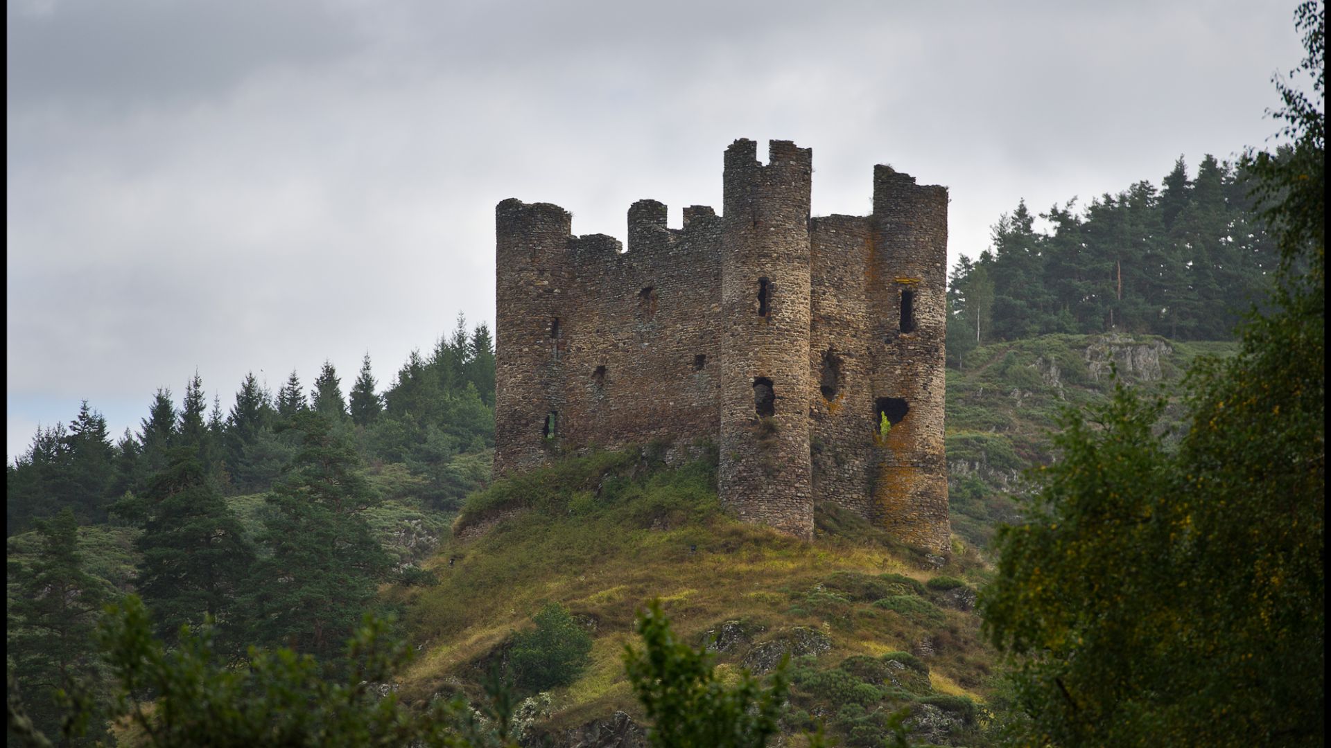 File:Ruines du château d'Alleuze 3.jpg