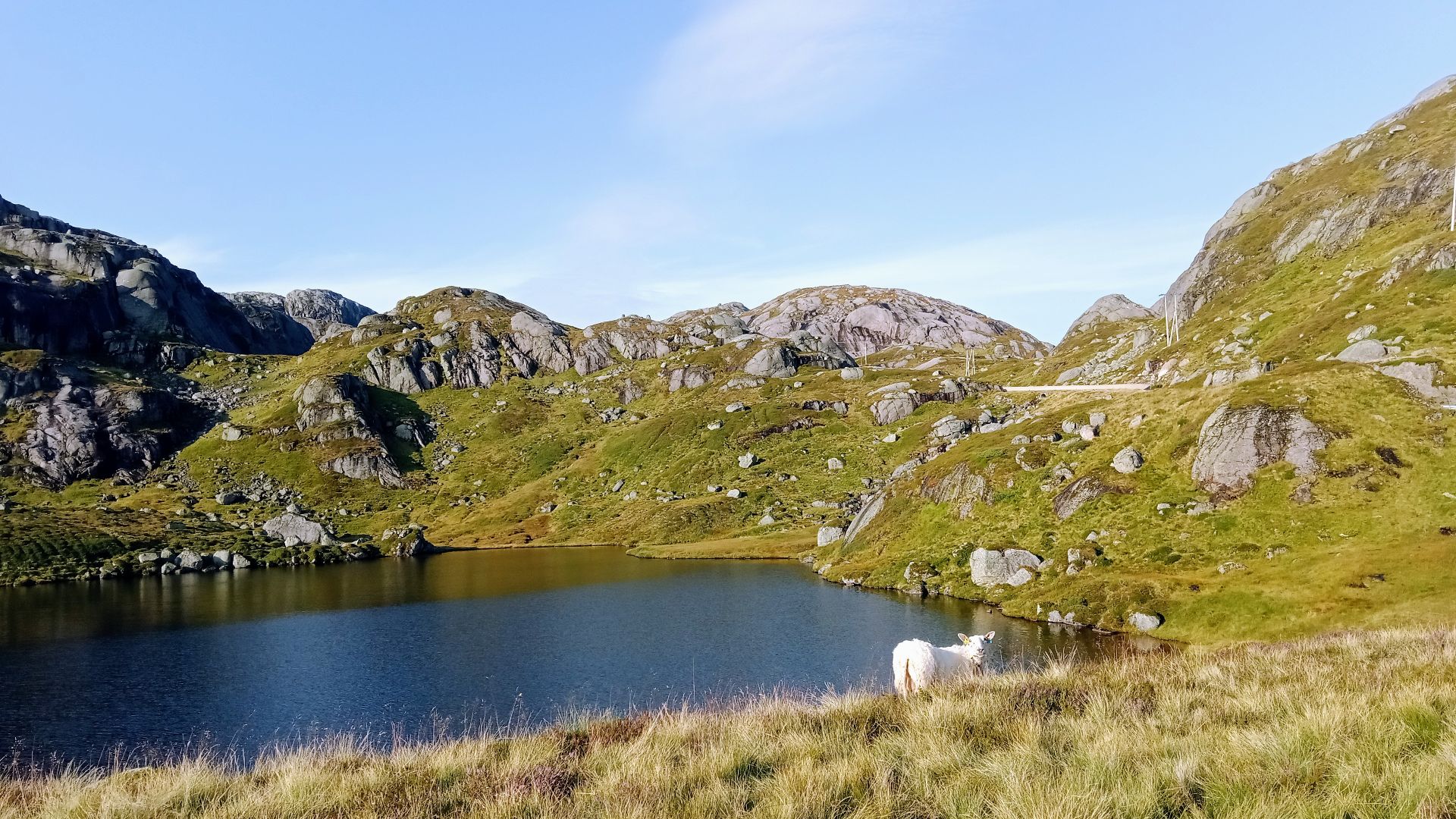 File:Lake Lysevegen 01.jpg