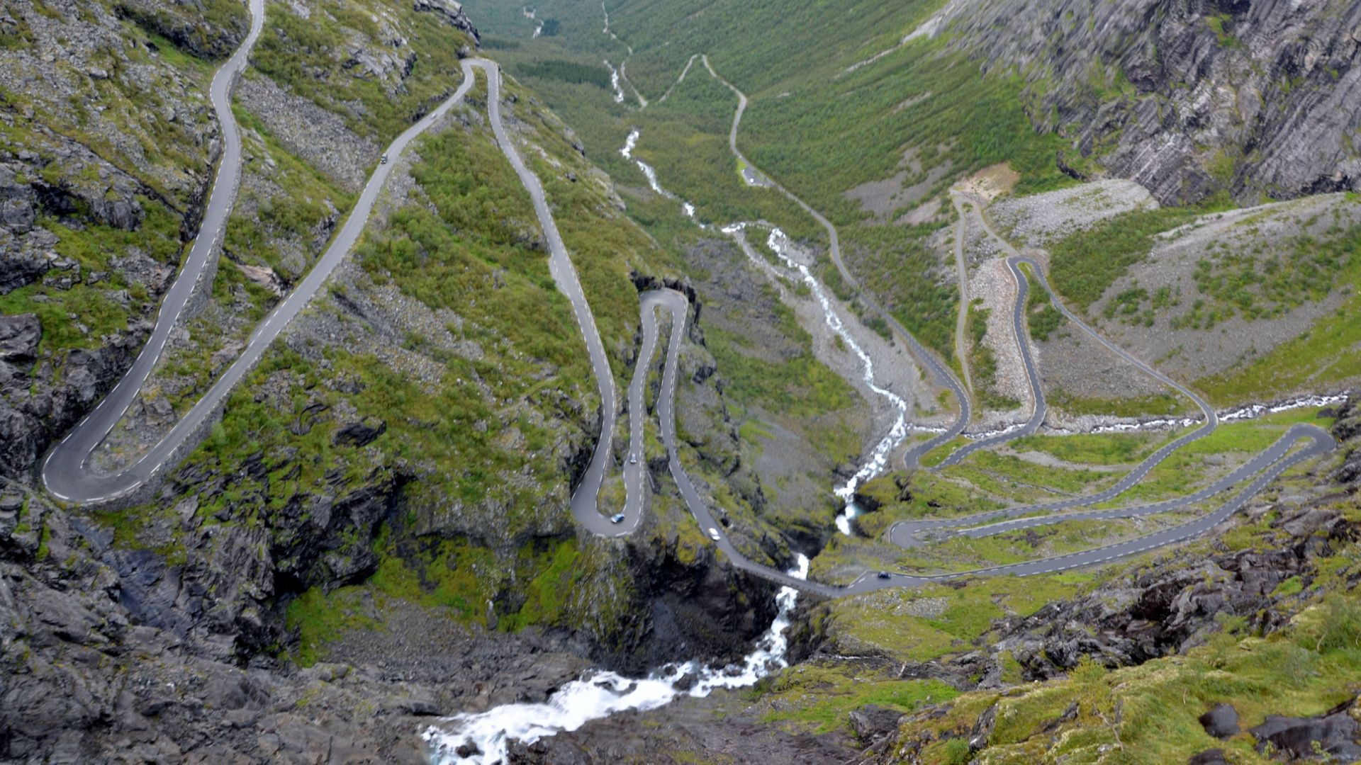 File:Trollstigen (31570841).jpeg
