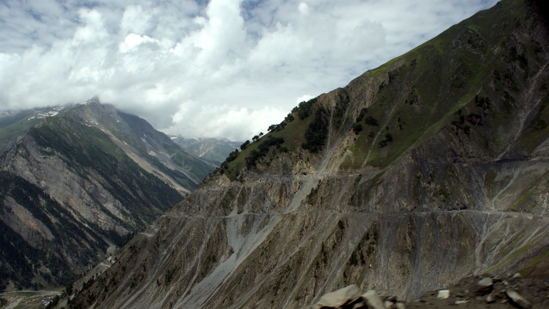 File:Road to Zoji La.jpg