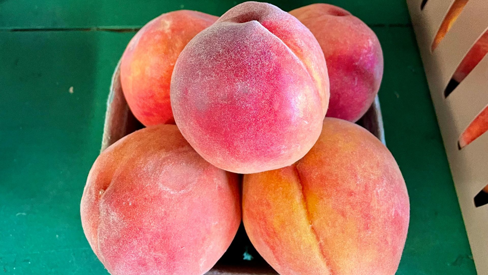 A bunch of peaches sitting on a table