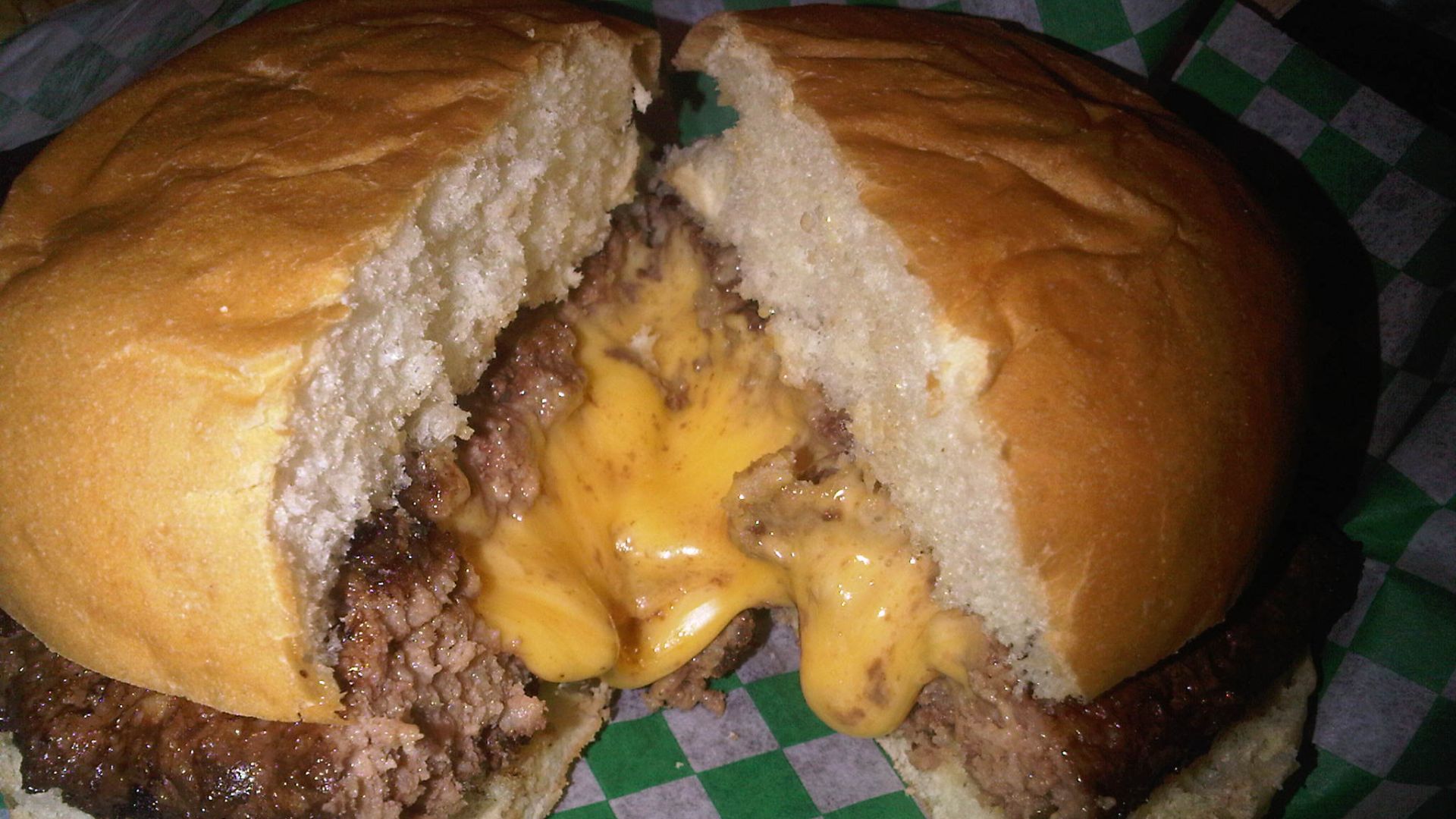 File:Jucy Lucy burger - 5-8 Club, Minneapolis, Minnesota.jpg