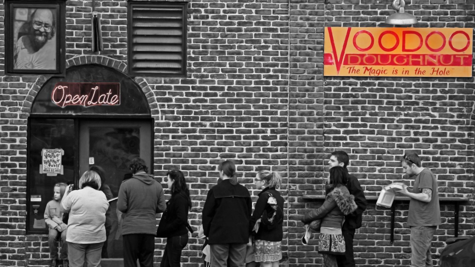 File:Line in front of Voodoo Doughtnut.jpg