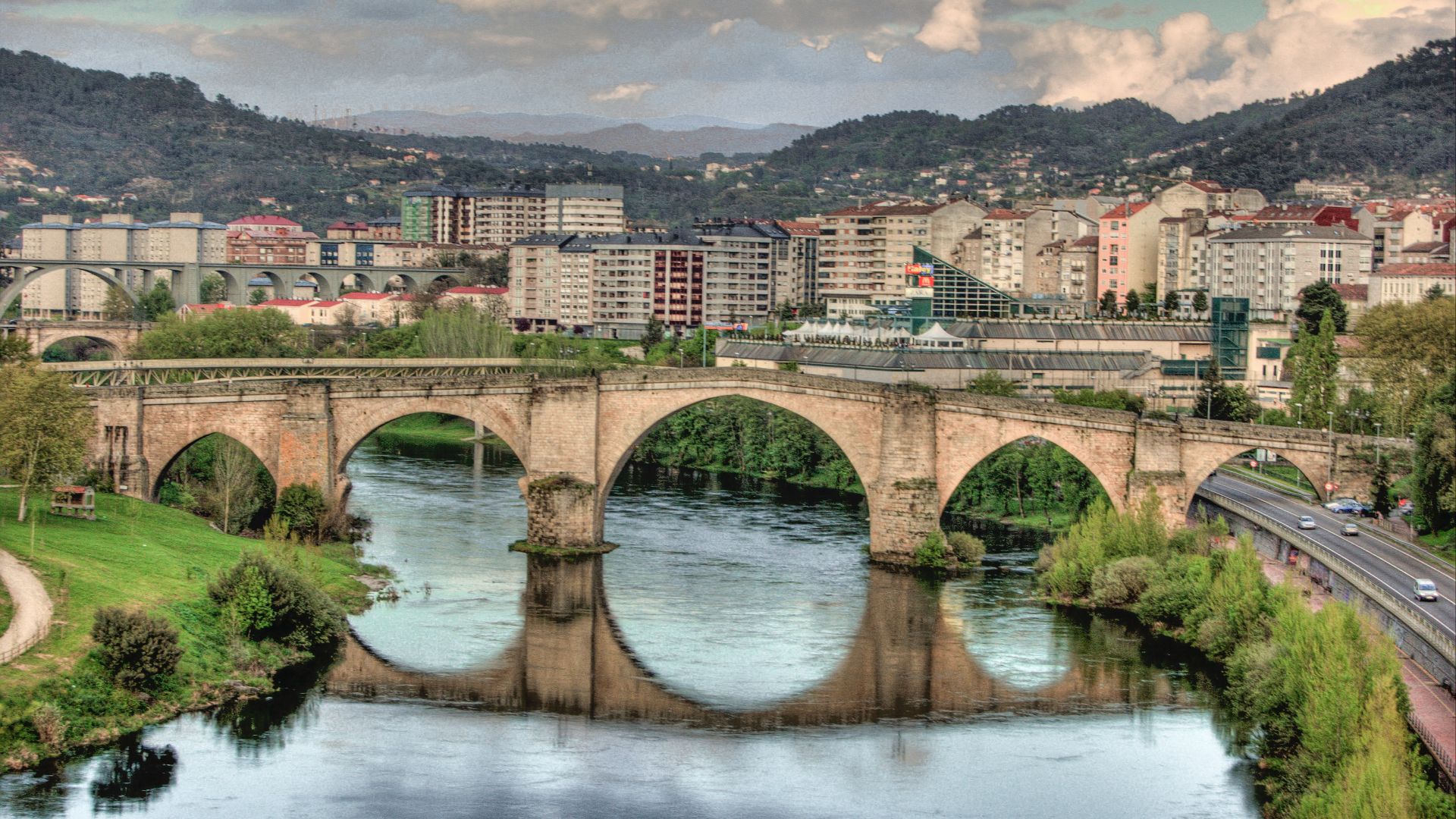 File:Roman bridge, Ourense (Spain).jpg