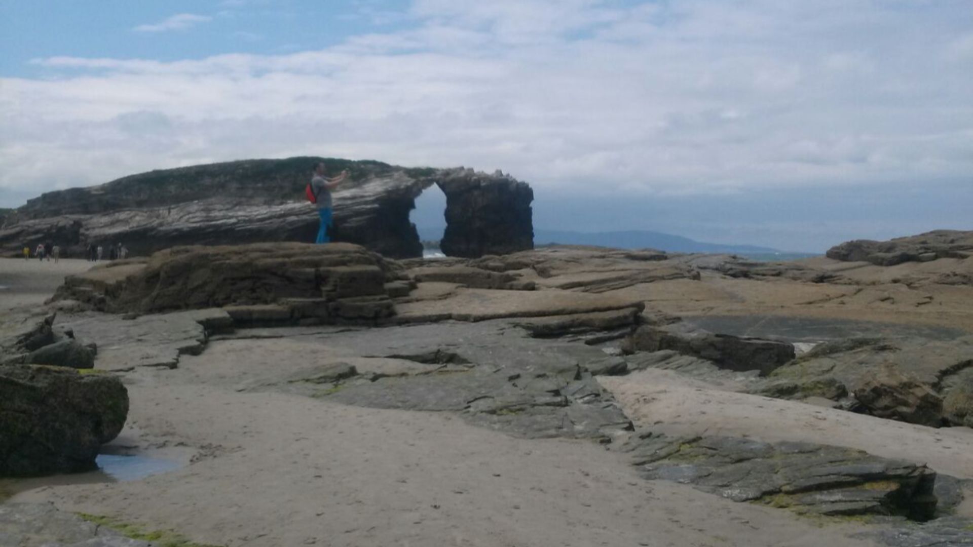 File:Praia das Catedrais 2.jpg