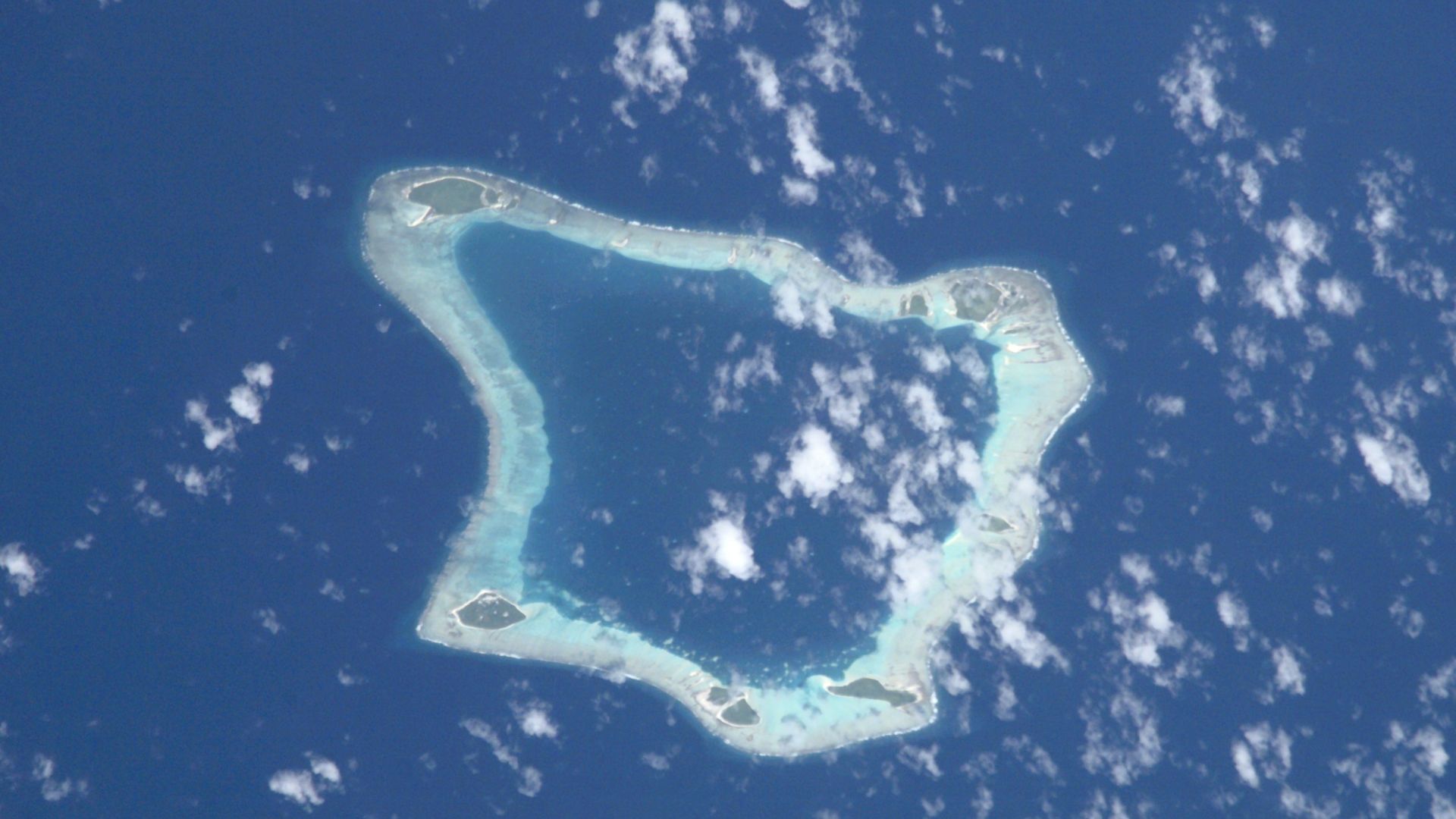File:Palmerston Atoll.jpg