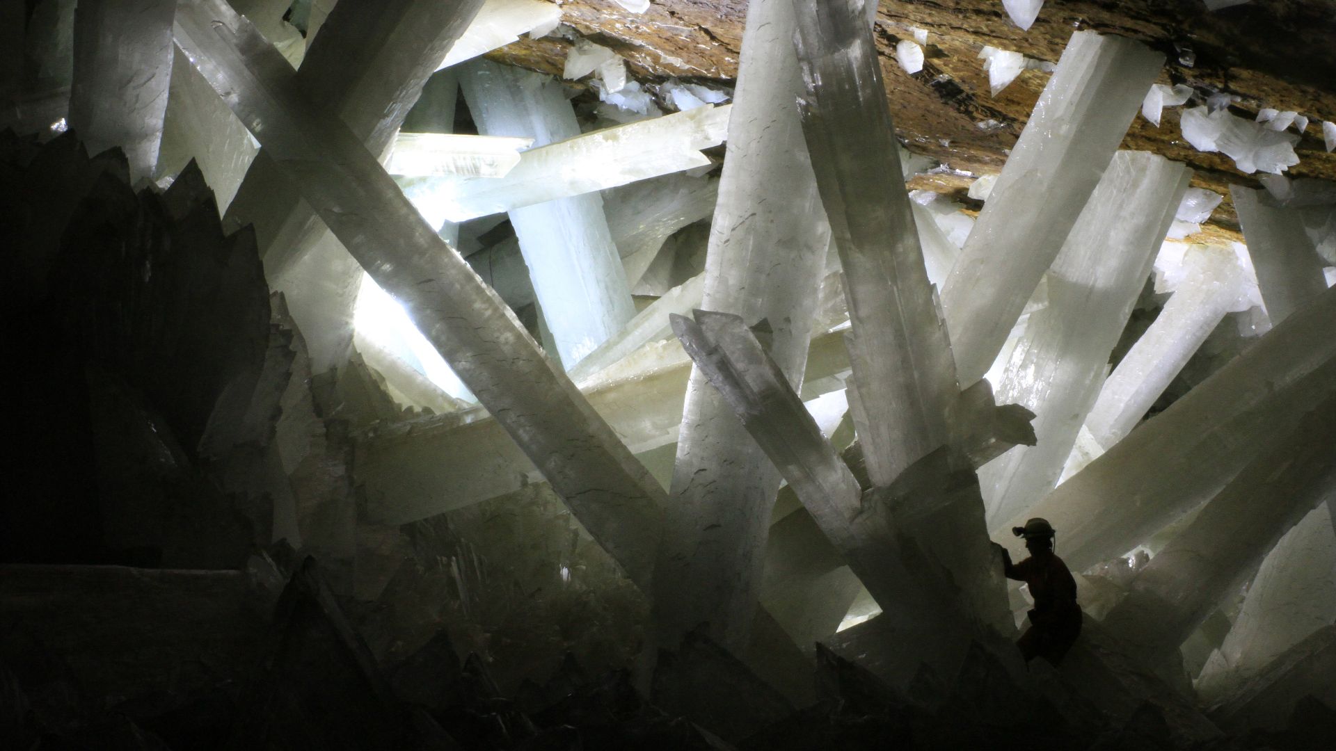 File:Cristales cueva de Naica.JPG