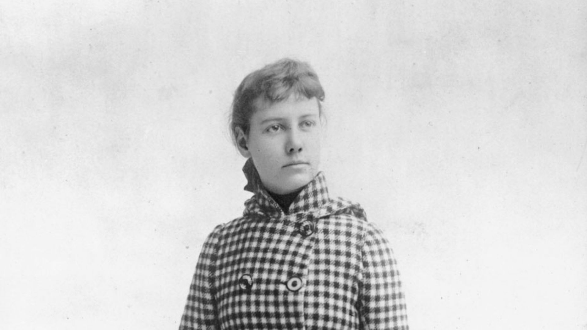 File:Nellie Bly in traveling cloak.jpg