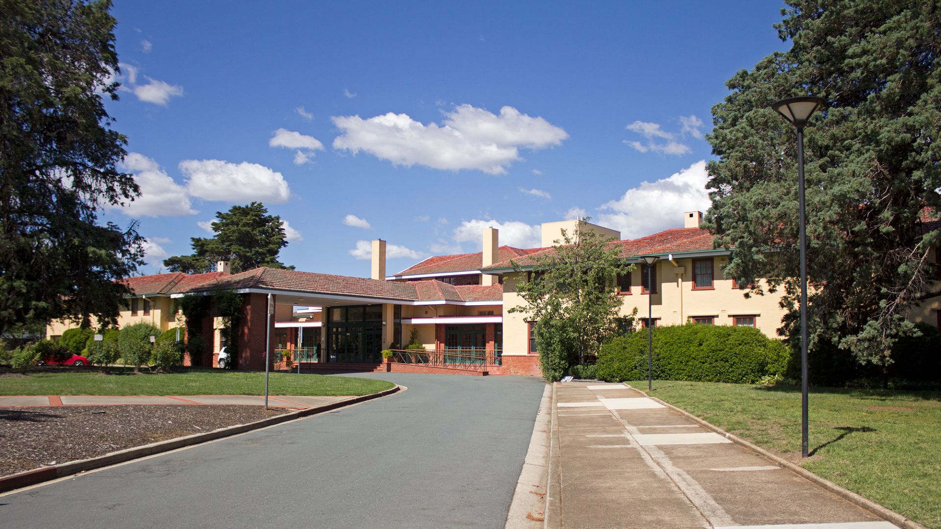 File:Hotel Kurrajong in Barton.jpg