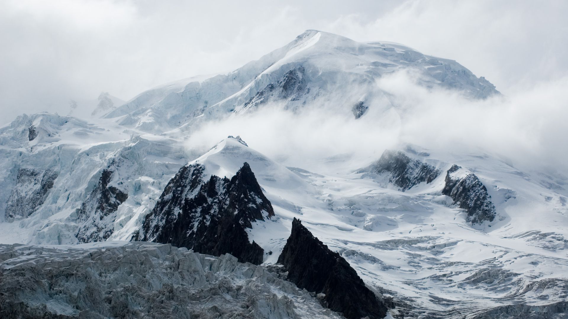 File:Dôme du Goûter depuis la gare des glaciers.jpg