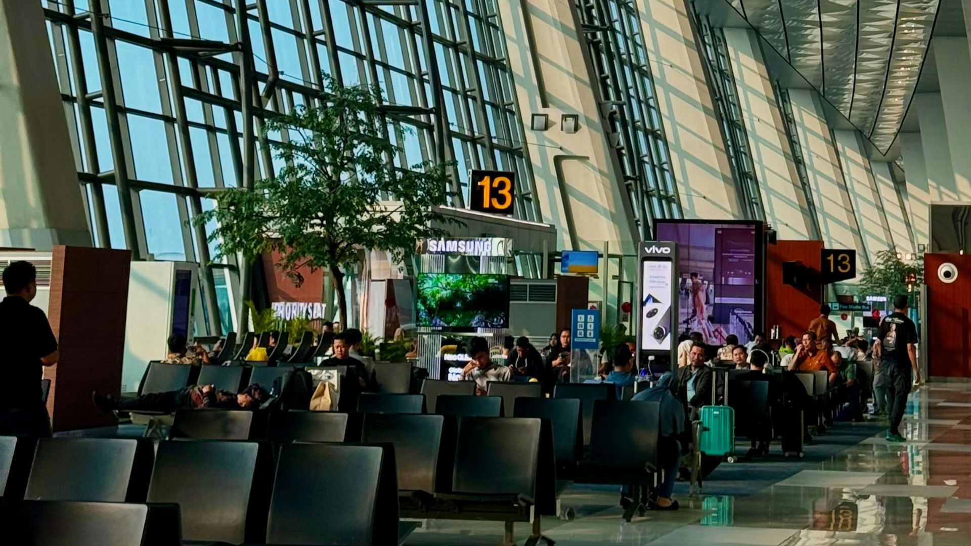 A very large building with a lot of windows