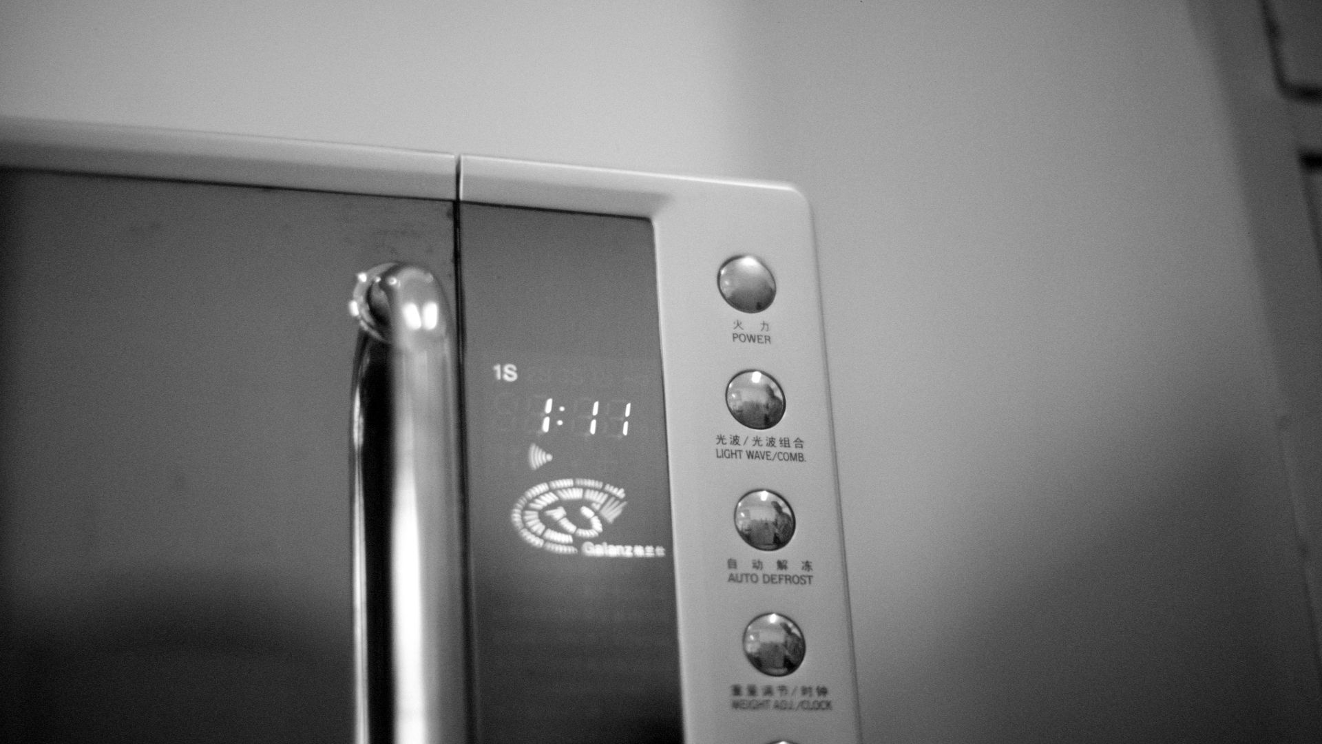 a black and white photo of a microwave