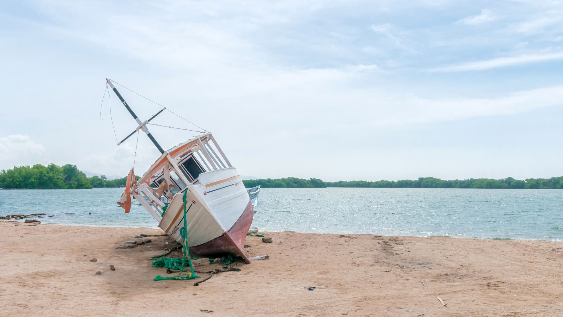File:Boat in the beach Chacachacare.jpg
