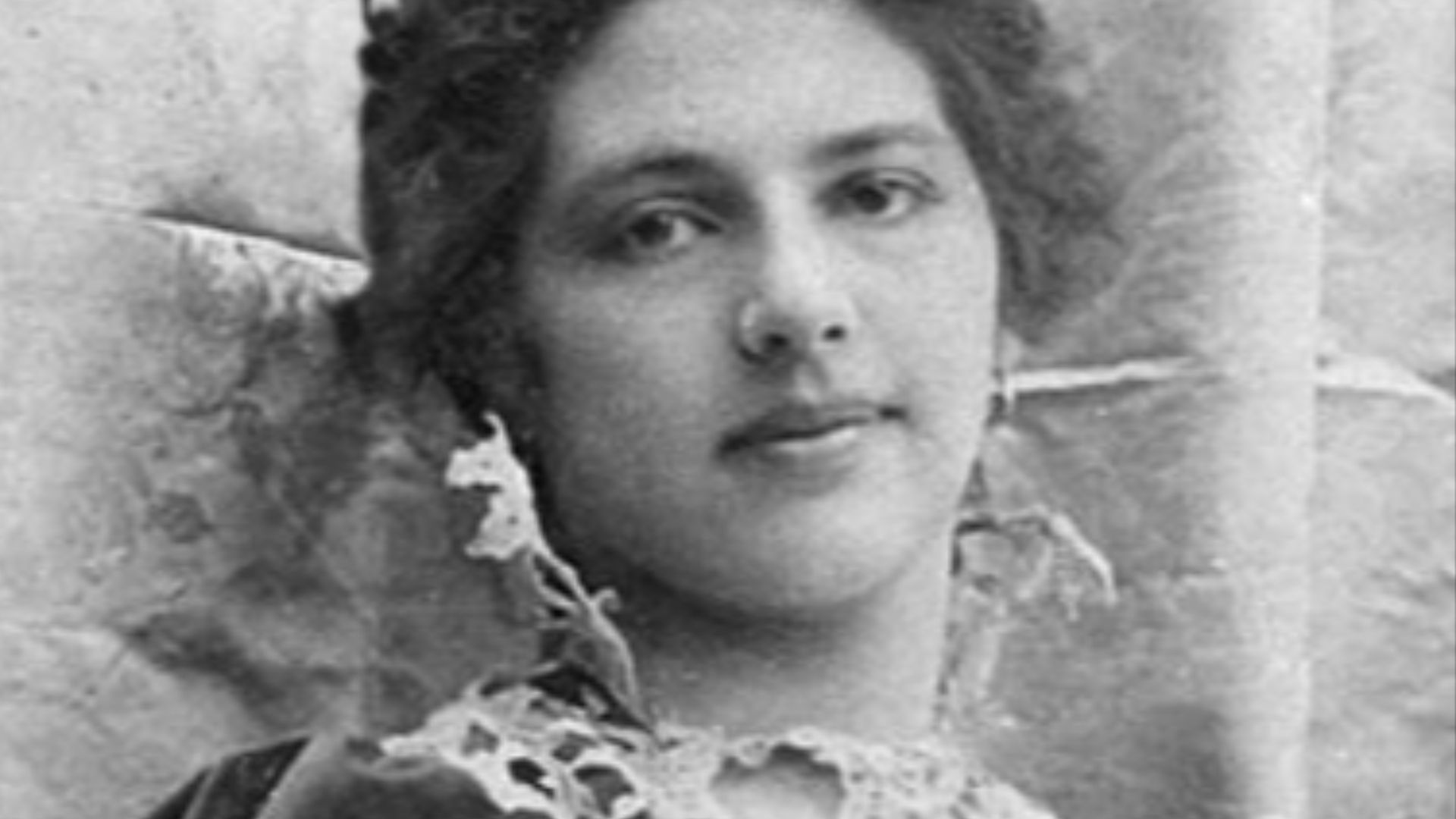 File:Margaretha Geertruida MacLeod-Zelle in the Dutch East Indies - 1900.jpg