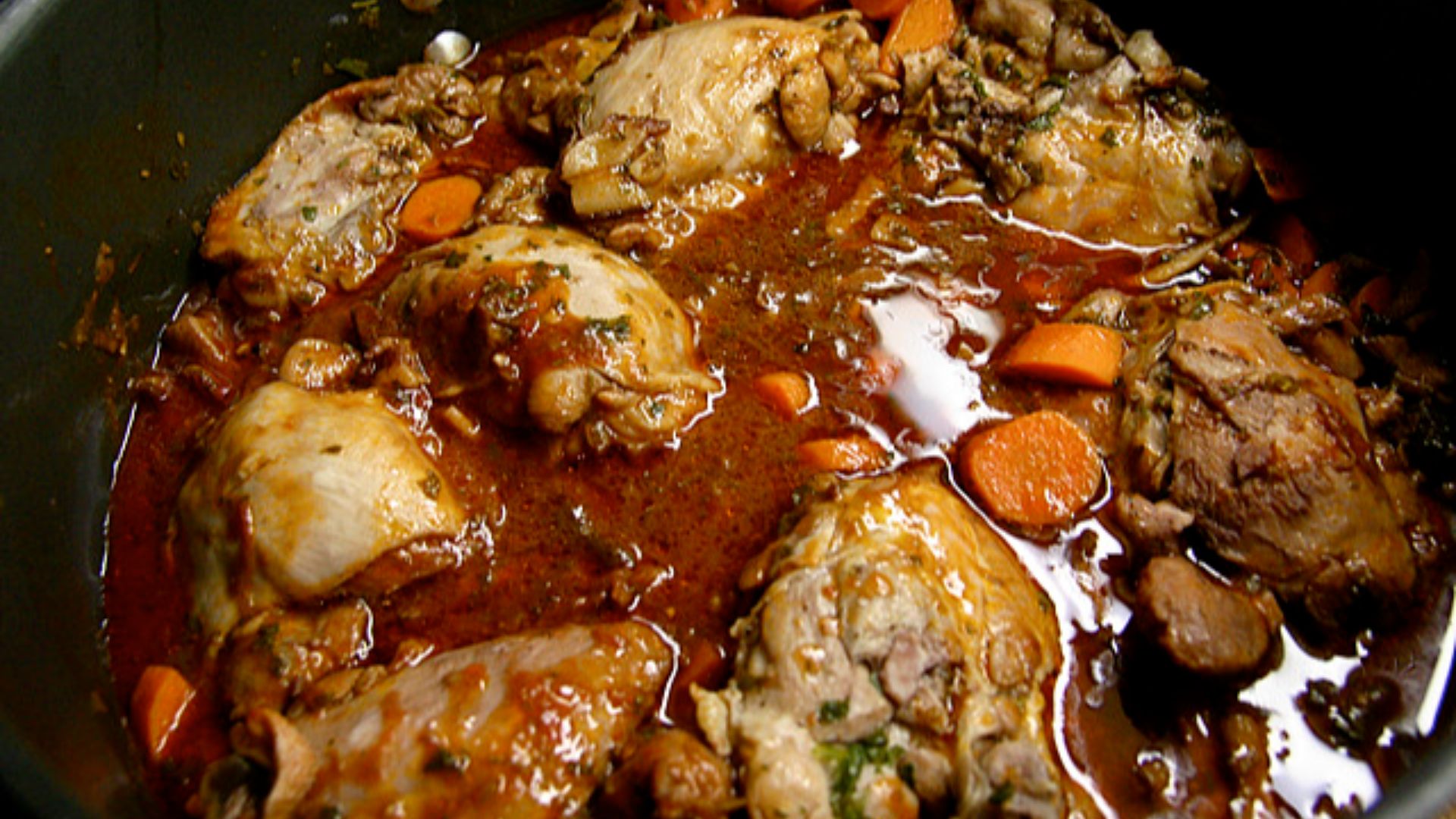 File:Coq au vin rouge.jpg