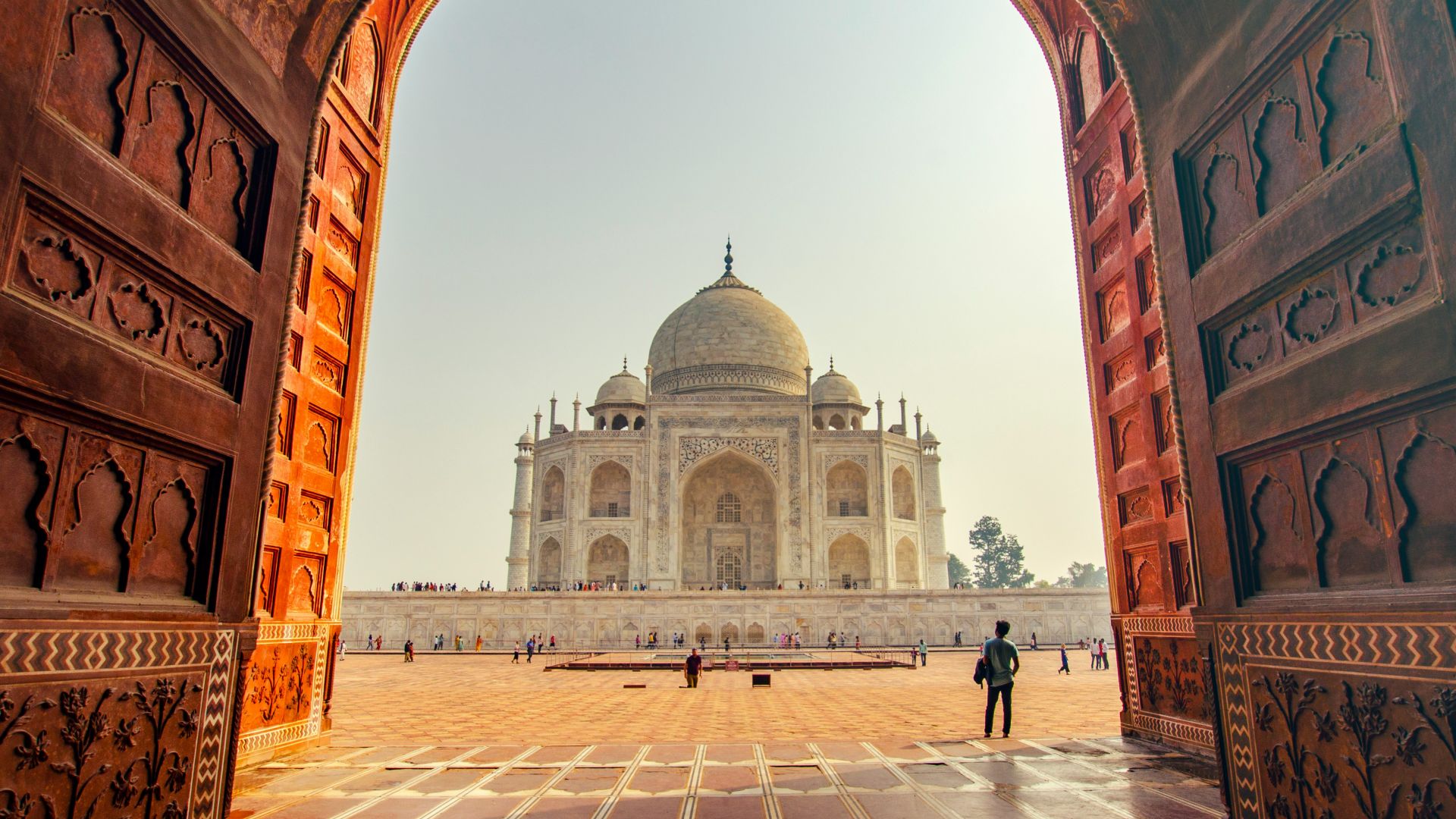 people near TAj Mahal