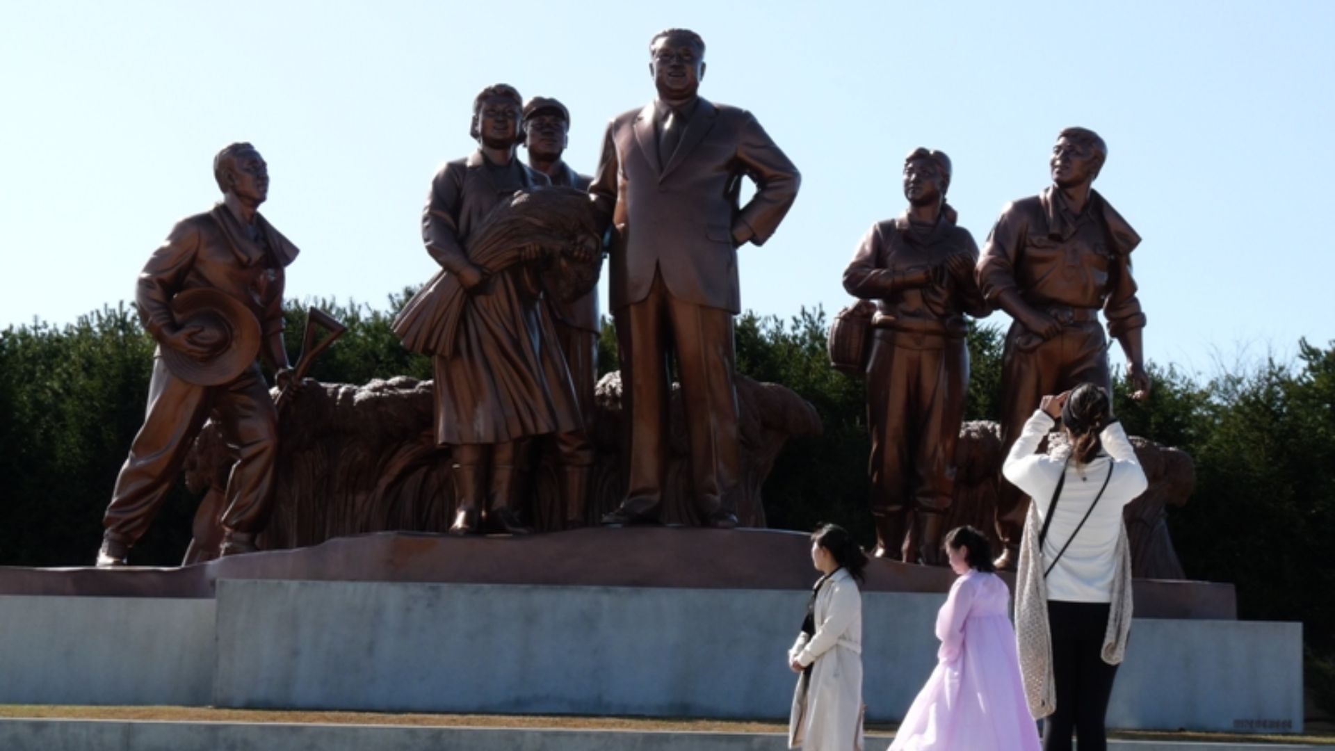 File:Kim Il-sung bronze statue.jpg