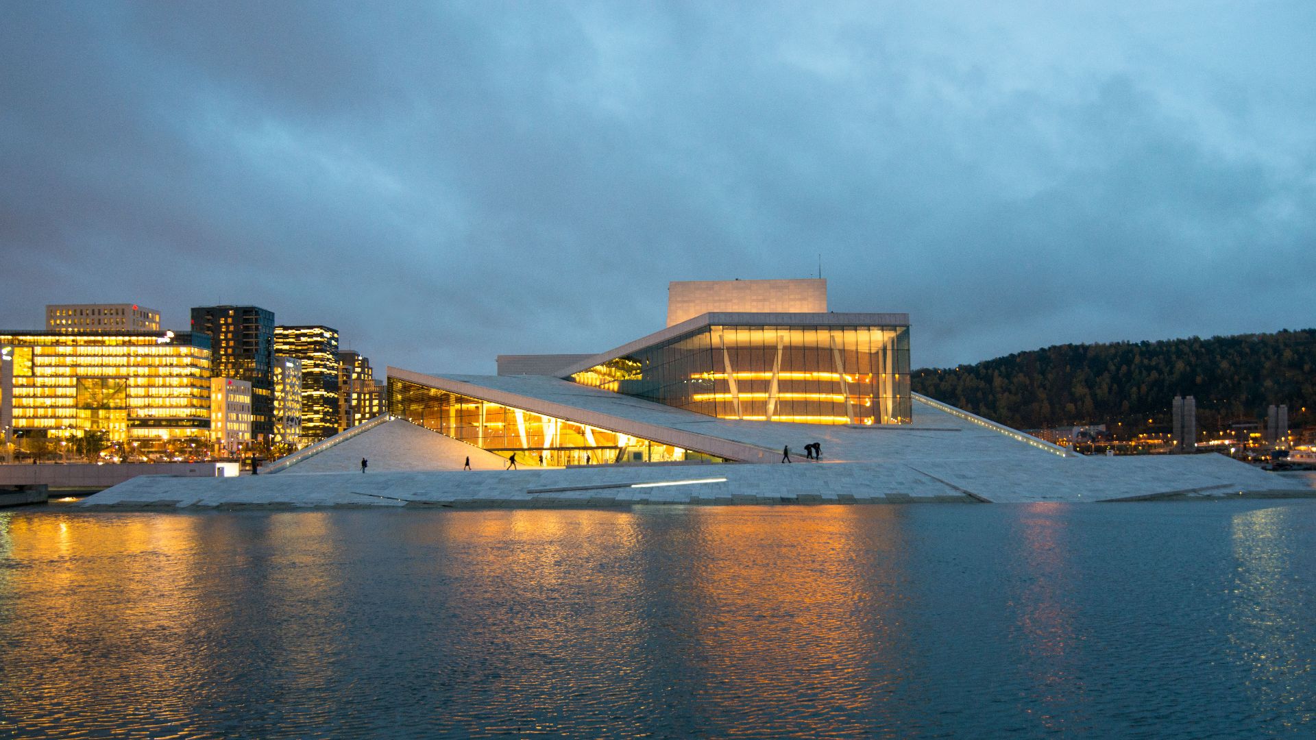 File:People walking up the Oslo Opera House slopped roof (29765655312).jpg