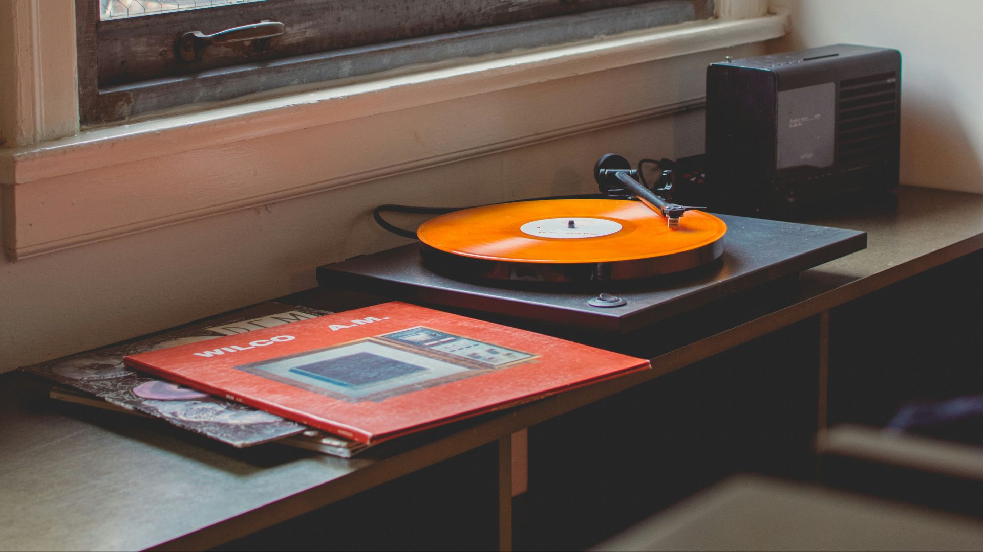gray turntable playing