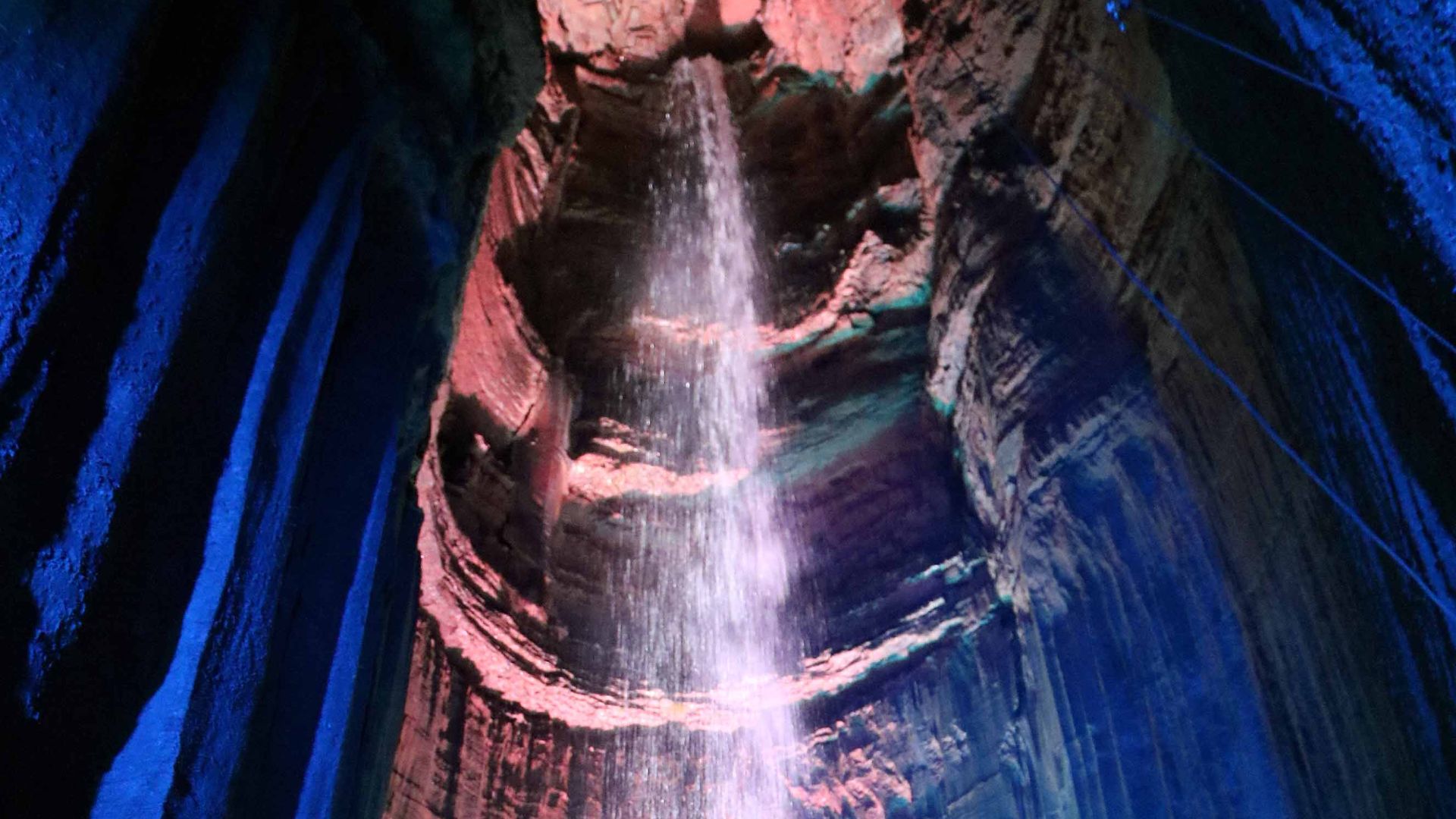 File:Ruby Falls, 1200' below the Mountain.jpg