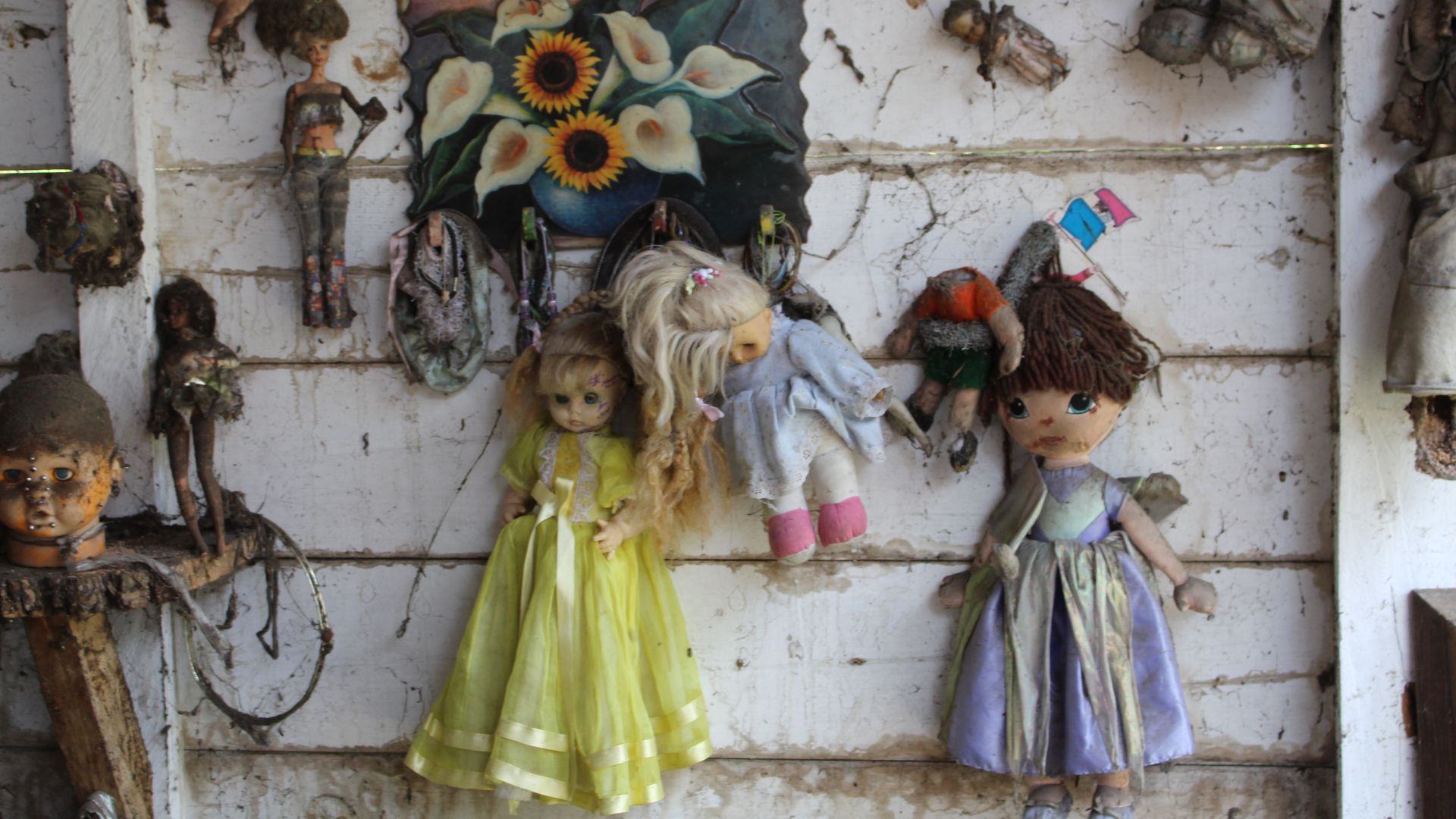 File:Muñecas en Isla de las muñecas.JPG