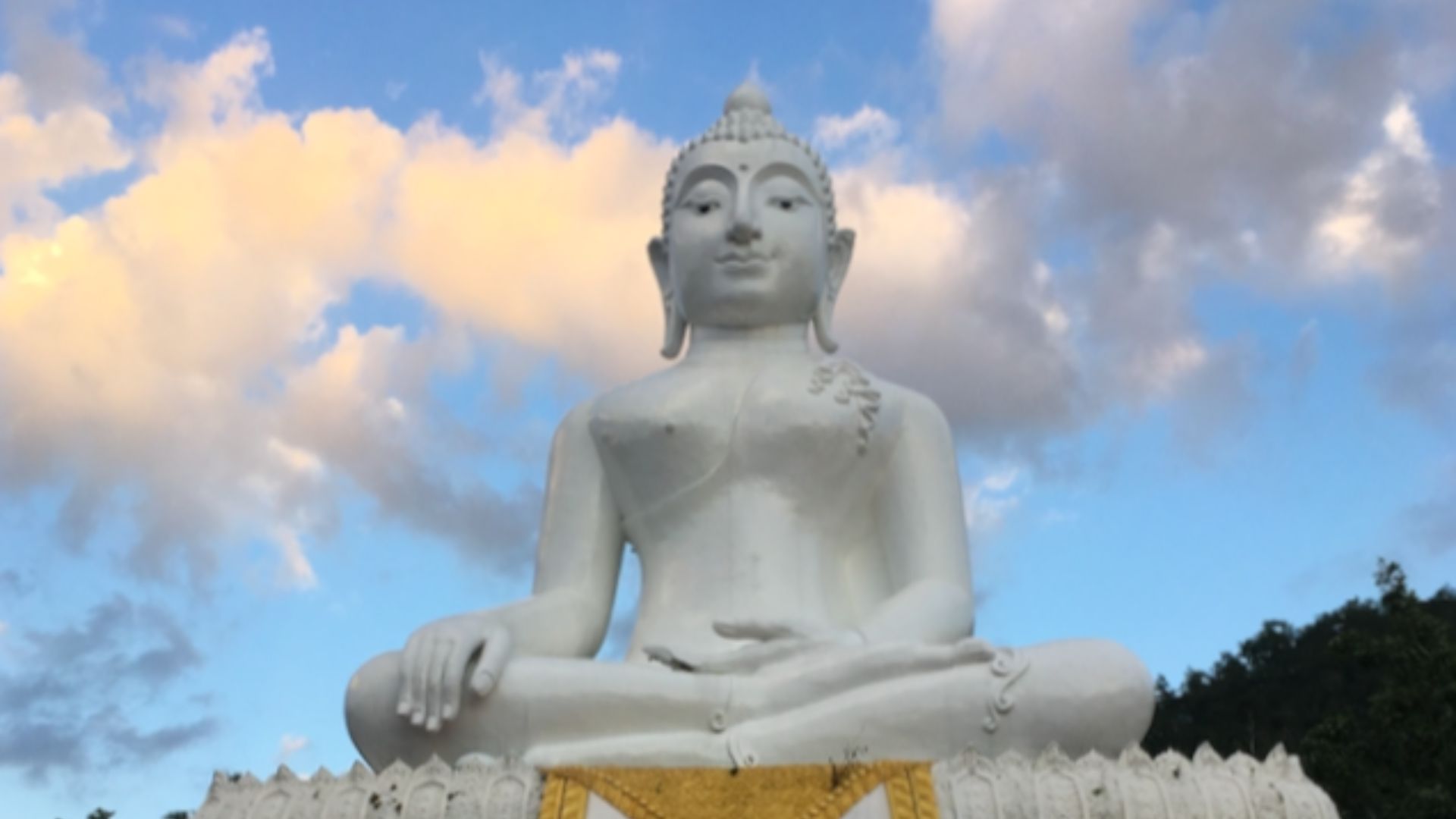 File:(White Buddha) What Phra That Mae Yen, Pai.png