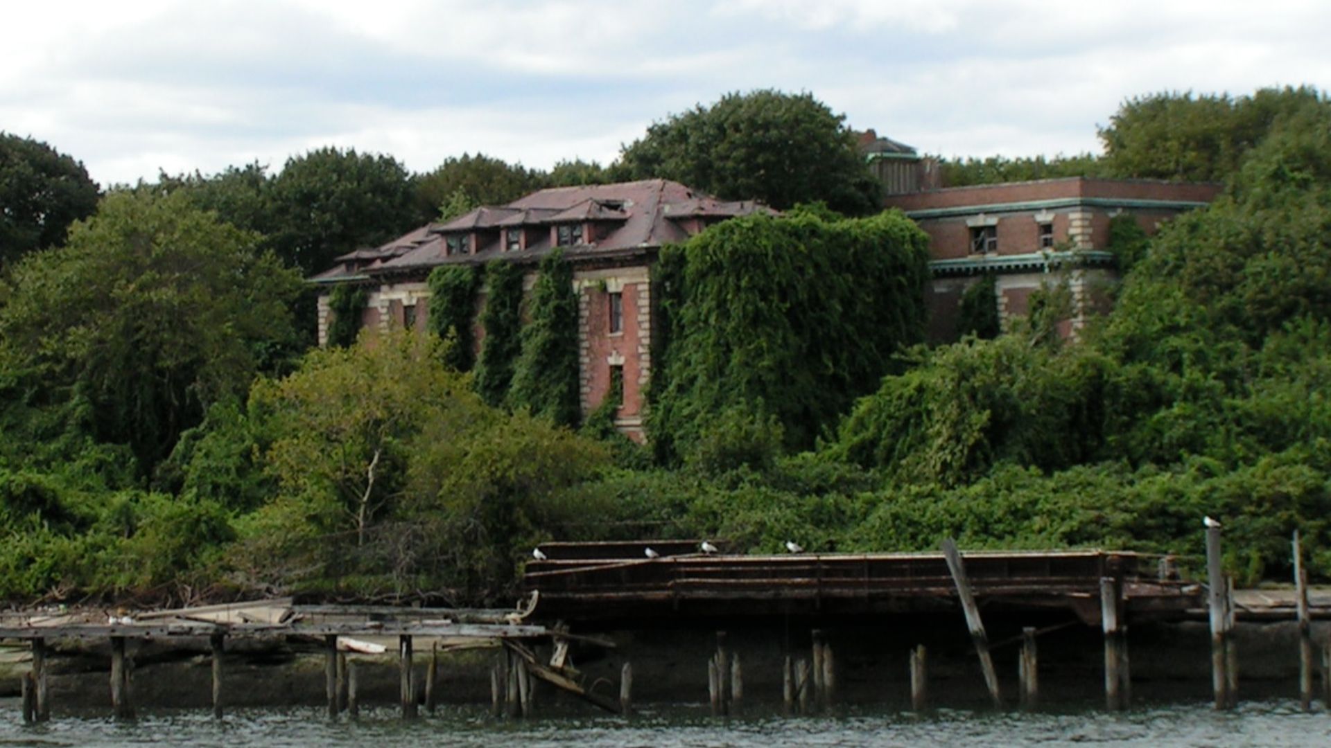 File:Riverside Hospital North Brother Island.jpg