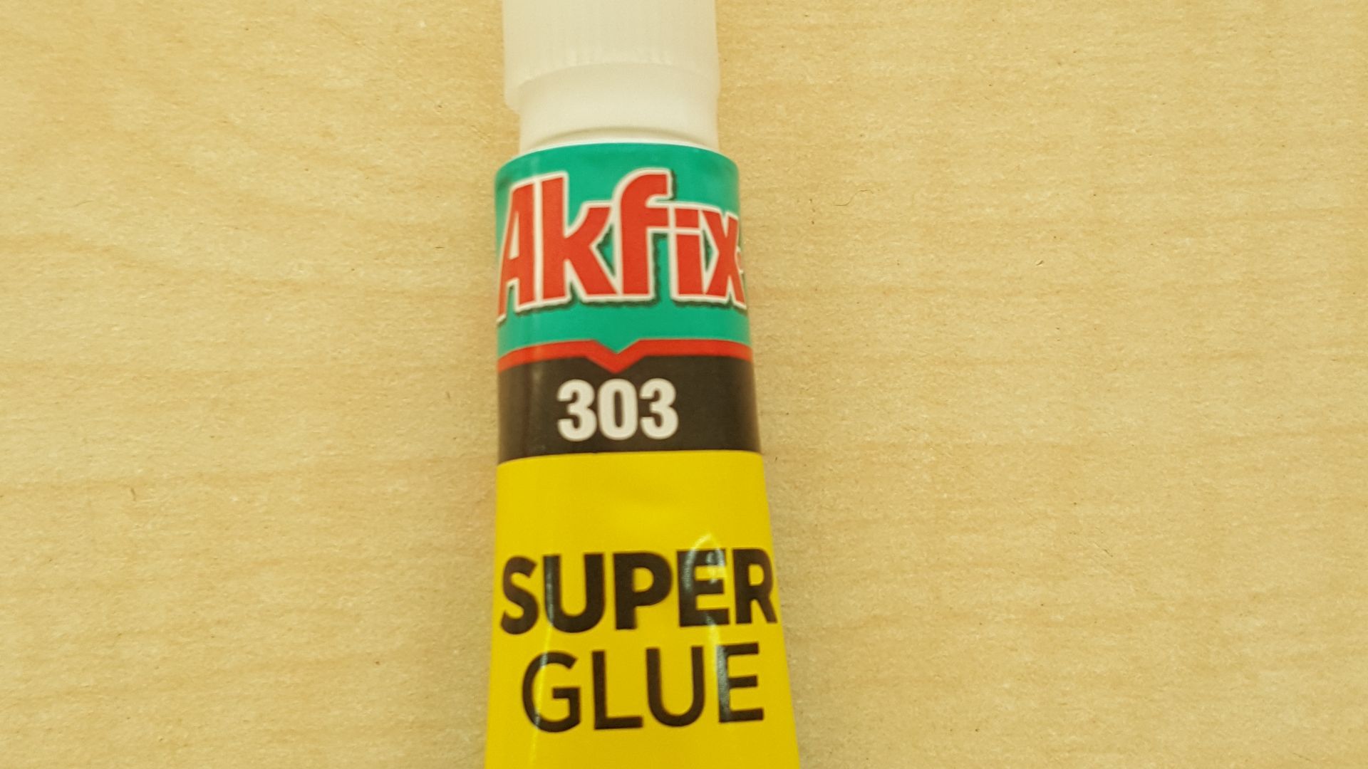 File:Akfix 303 Super Glue.jpg