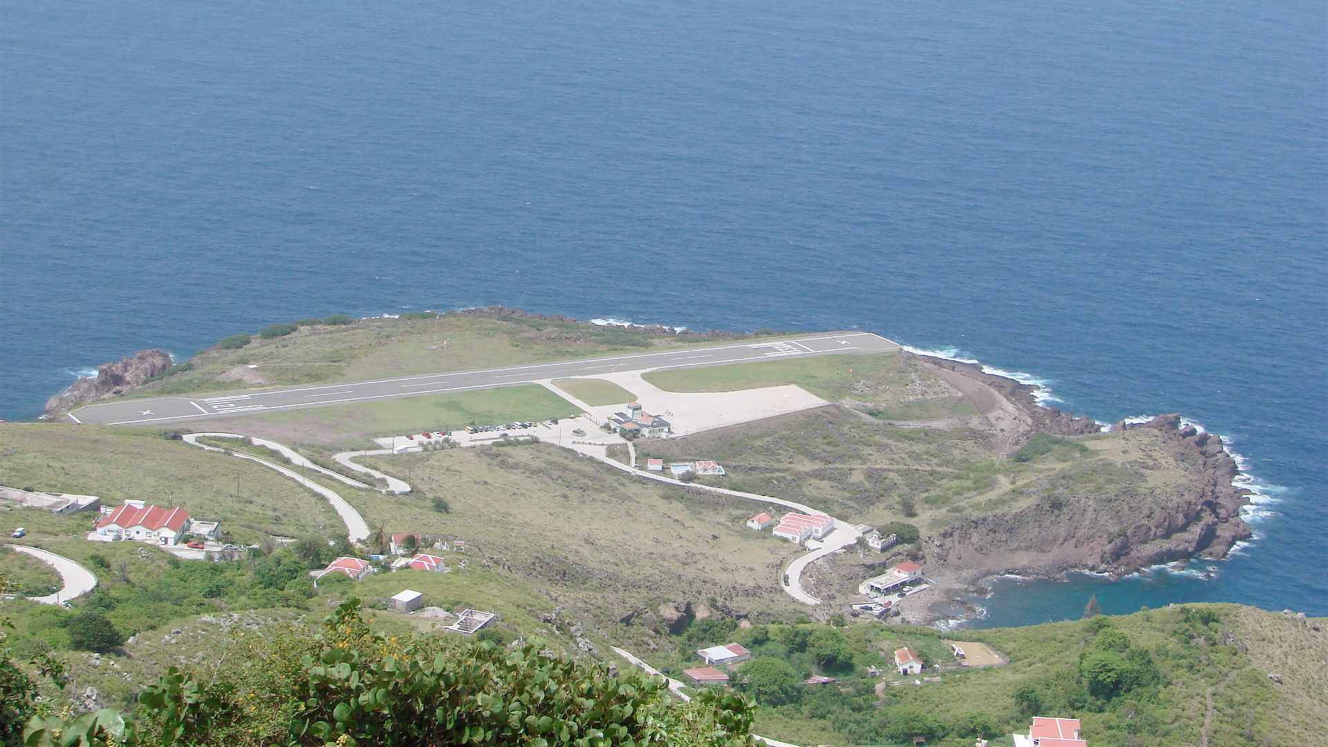 File:The (very short) runway of Saba Airport.jpg