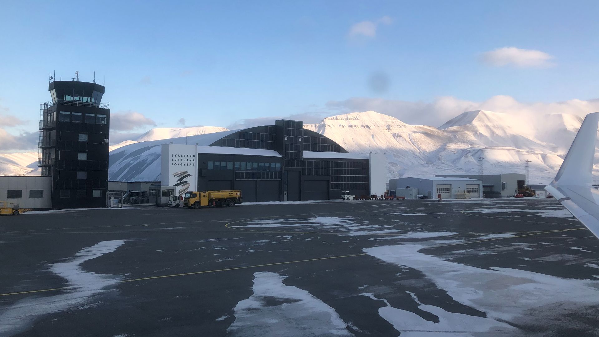 File:Svalbard Lufthavn Longyear (3).jpg