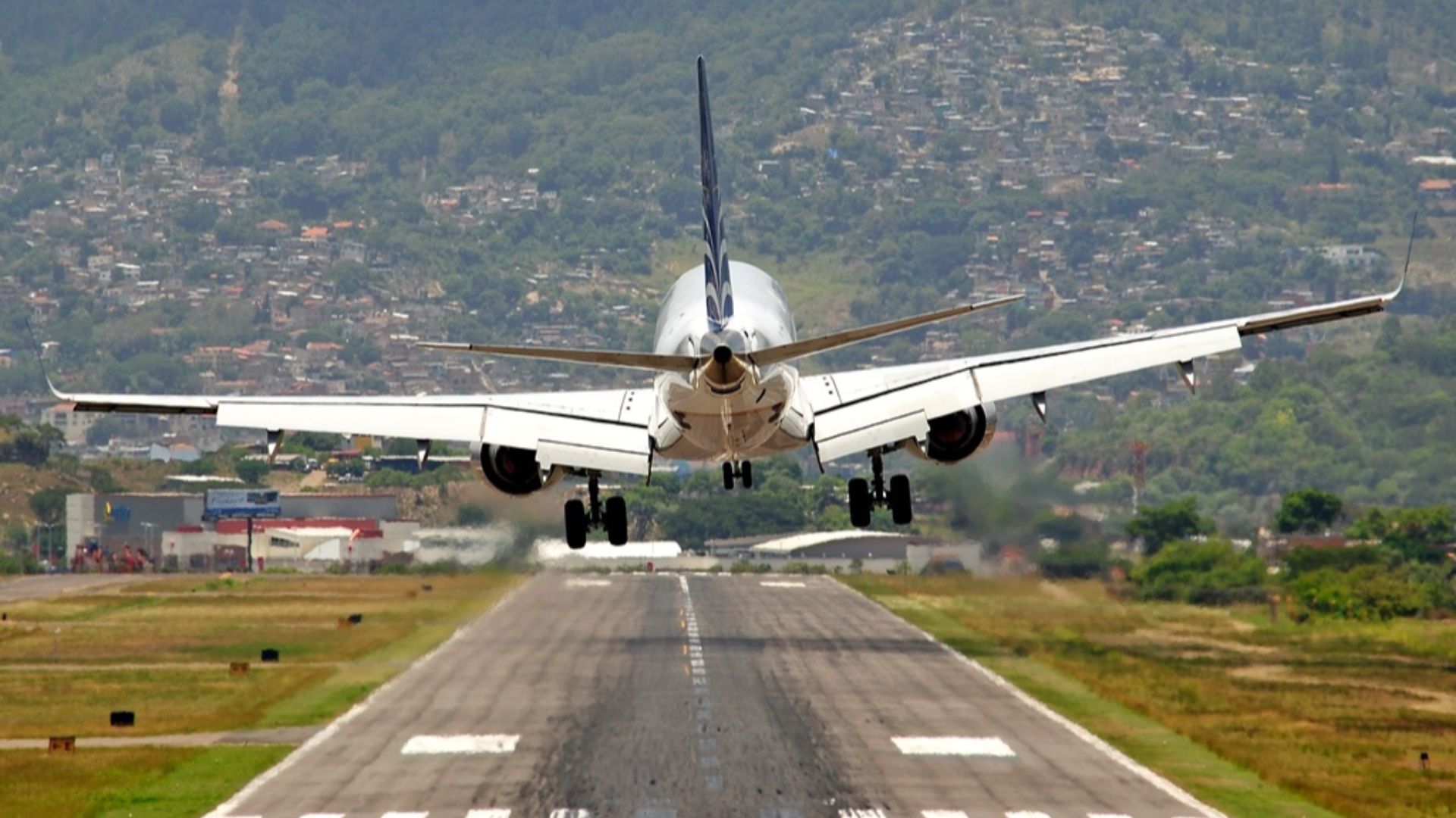 File:Copa Airlines Embraer 190AR landing at Tegucigalpa Toncontin Airport.jpg