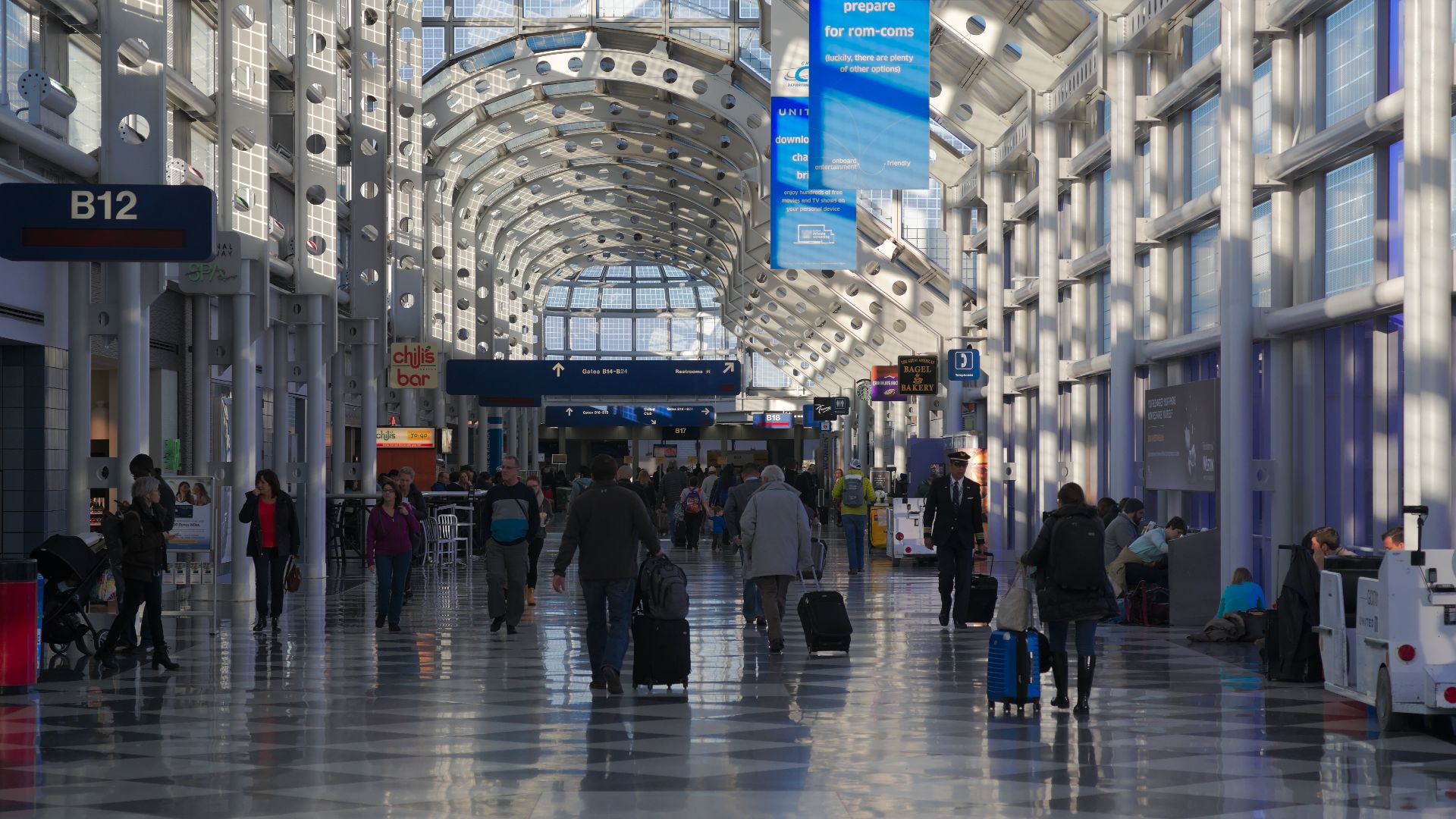 File:Concourse B, Chicago O'Hare airport.jpg