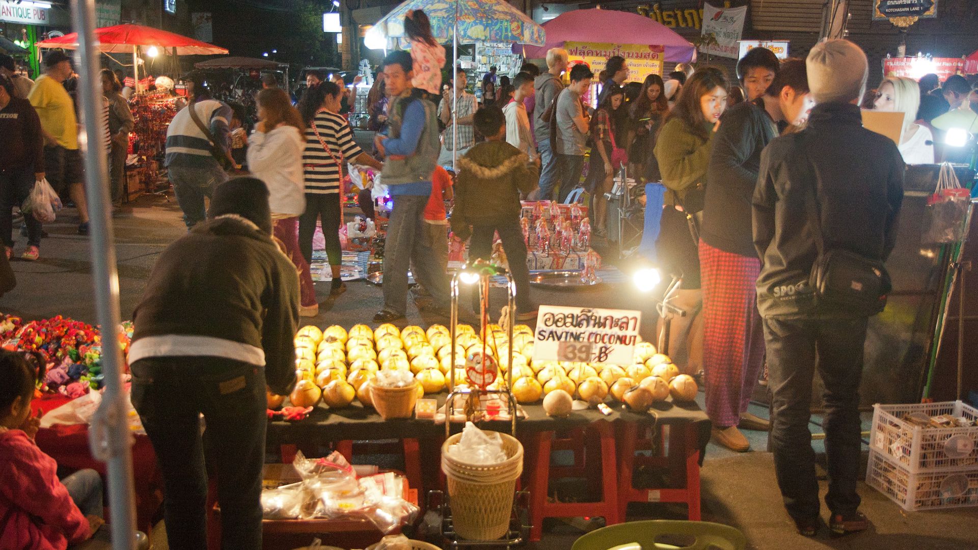 File:NYE, Chiang Mai markets (11900177053).jpg