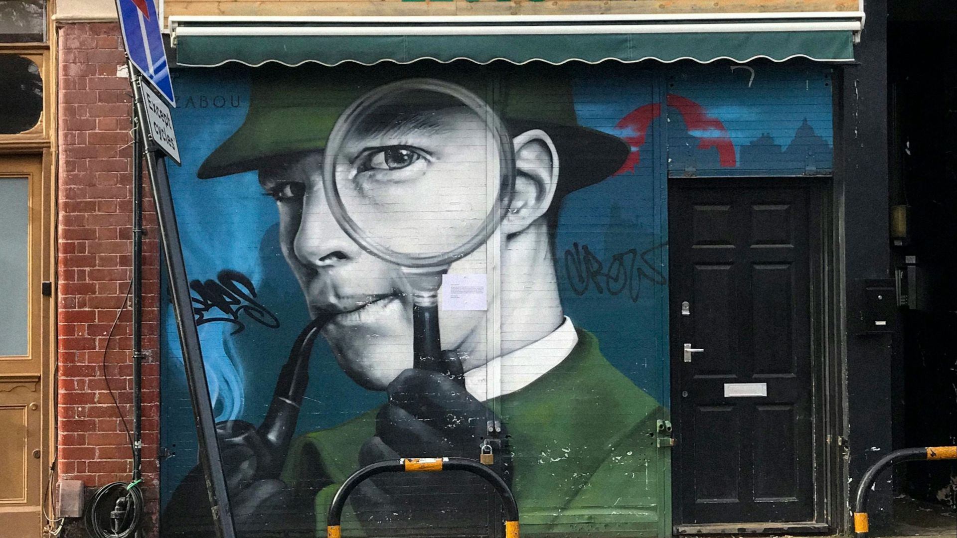 gray and black robot statue