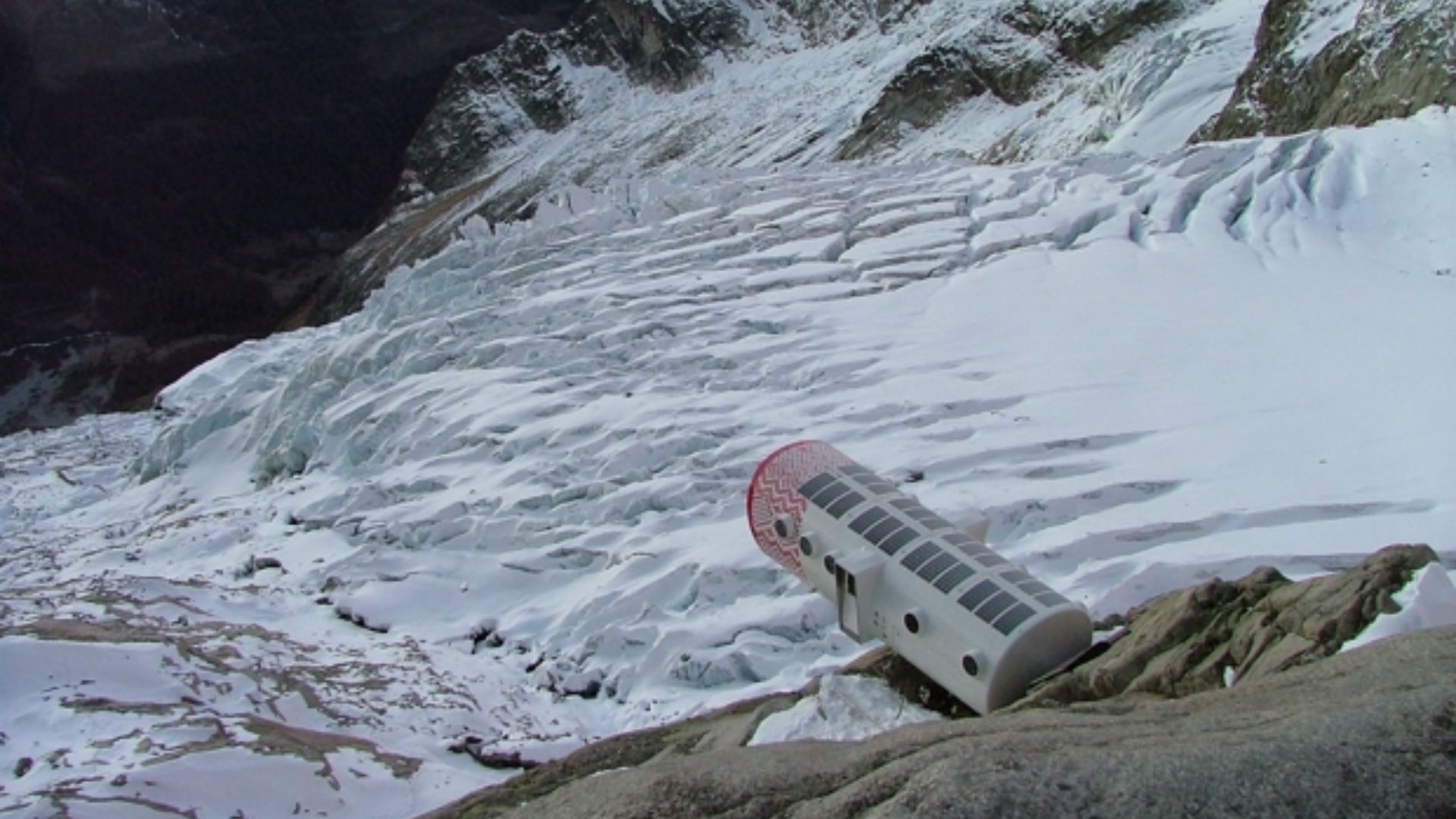 File:Bivacco Gervasutti.jpg