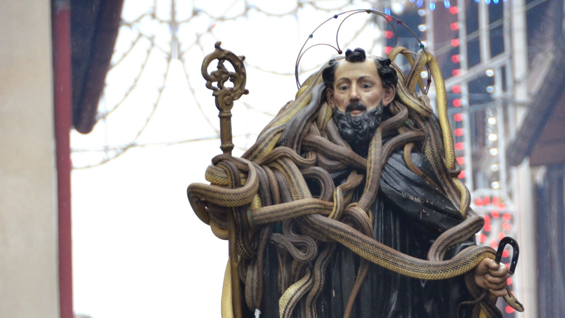 File:Statua di San Domenico ricoperta di serpenti.jpg